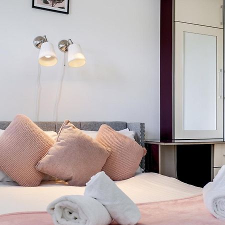 Foxherne 5Bdr 3Ba Serviced House With Parking - Slough By 360Stays Bagian luar foto