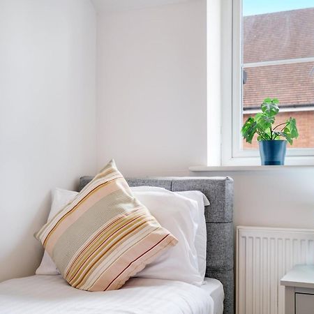 Foxherne 5Bdr 3Ba Serviced House With Parking - Slough By 360Stays Bagian luar foto