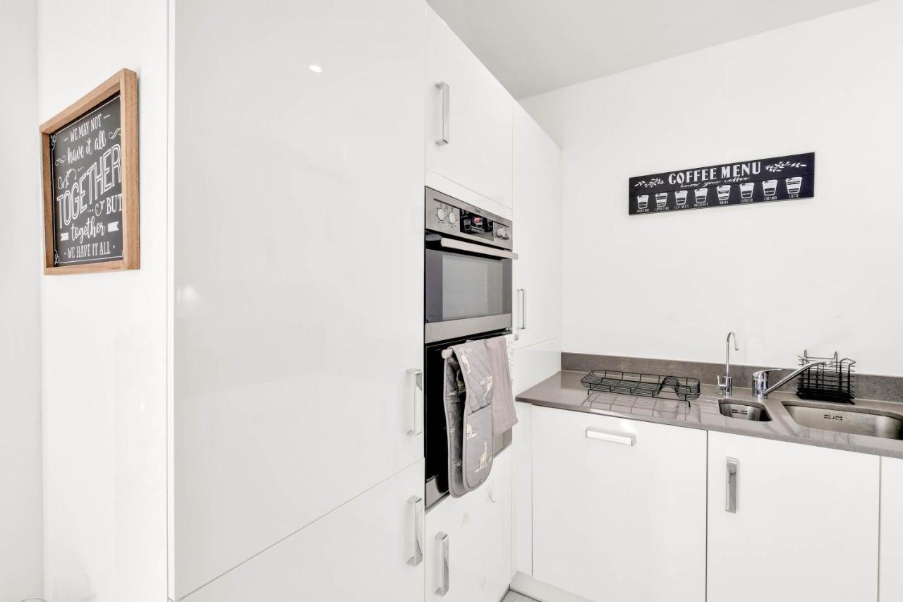 Foxherne 5Bdr 3Ba Serviced House With Parking - Slough By 360Stays Bagian luar foto