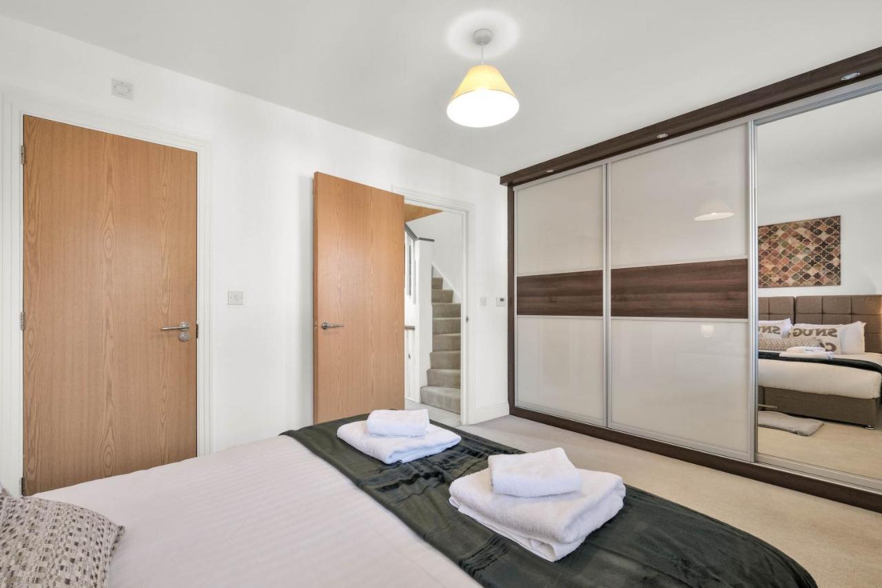 Foxherne 5Bdr 3Ba Serviced House With Parking - Slough By 360Stays Bagian luar foto