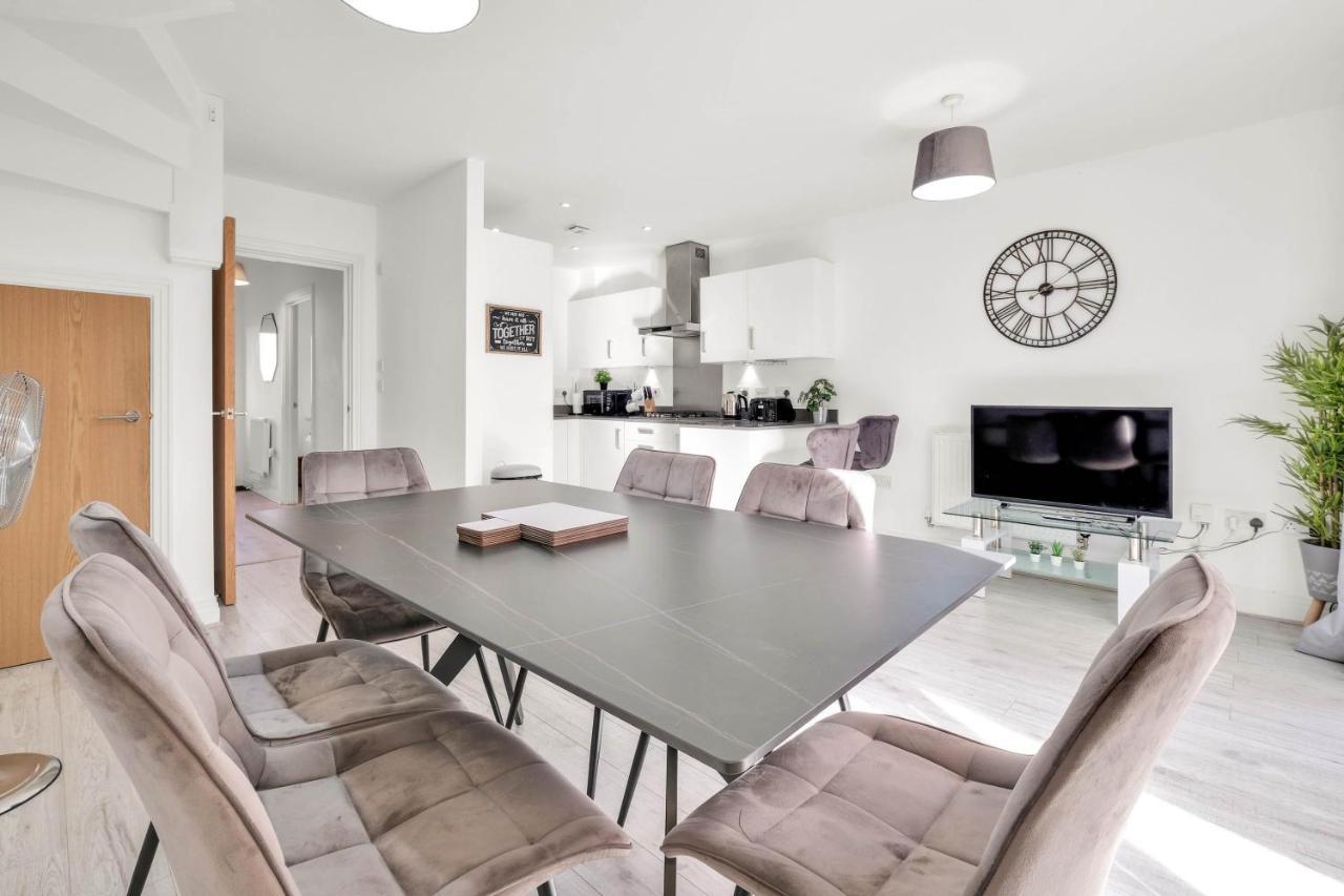 Foxherne 5Bdr 3Ba Serviced House With Parking - Slough By 360Stays Bagian luar foto