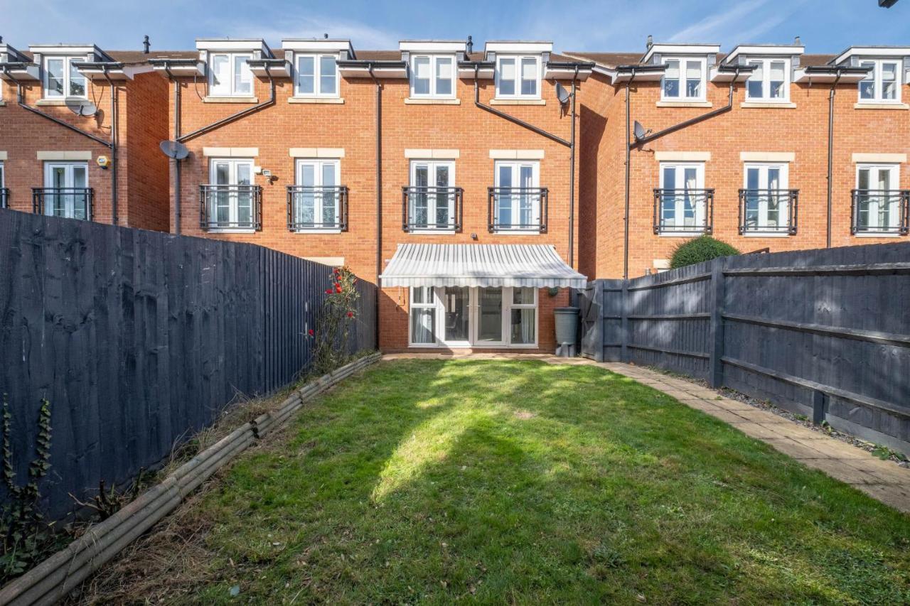 Foxherne 5Bdr 3Ba Serviced House With Parking - Slough By 360Stays Bagian luar foto