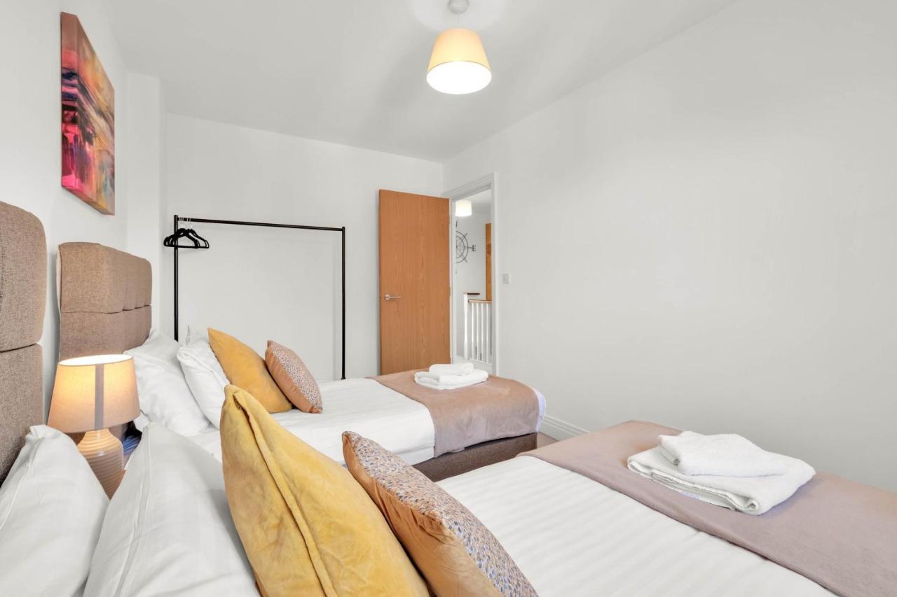 Foxherne 5Bdr 3Ba Serviced House With Parking - Slough By 360Stays Bagian luar foto