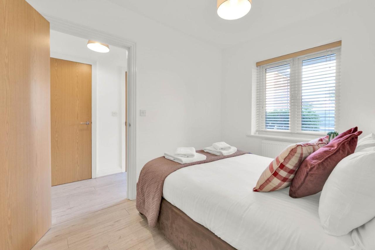 Foxherne 5Bdr 3Ba Serviced House With Parking - Slough By 360Stays Bagian luar foto