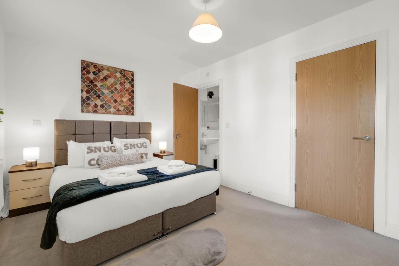 Foxherne 5Bdr 3Ba Serviced House With Parking - Slough By 360Stays Bagian luar foto