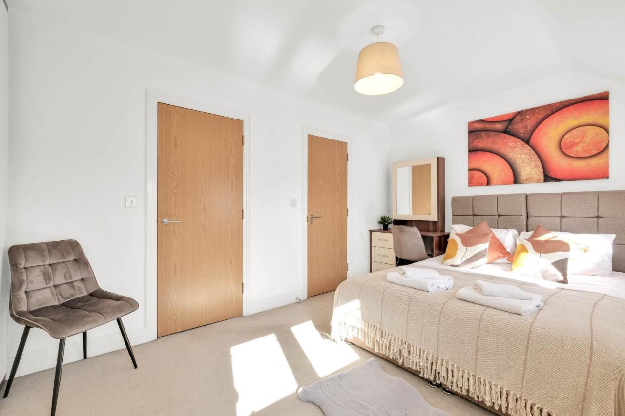 Foxherne 5Bdr 3Ba Serviced House With Parking - Slough By 360Stays Bagian luar foto