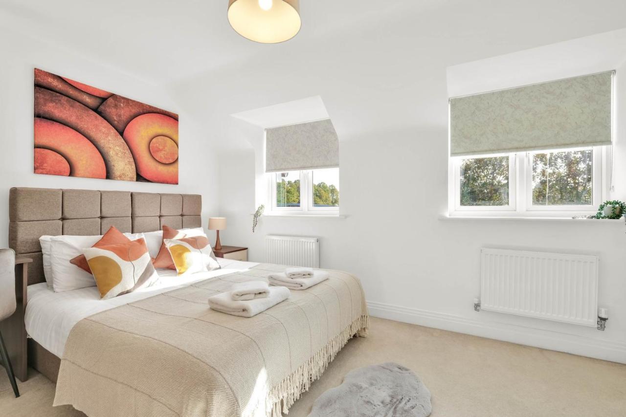 Foxherne 5Bdr 3Ba Serviced House With Parking - Slough By 360Stays Bagian luar foto