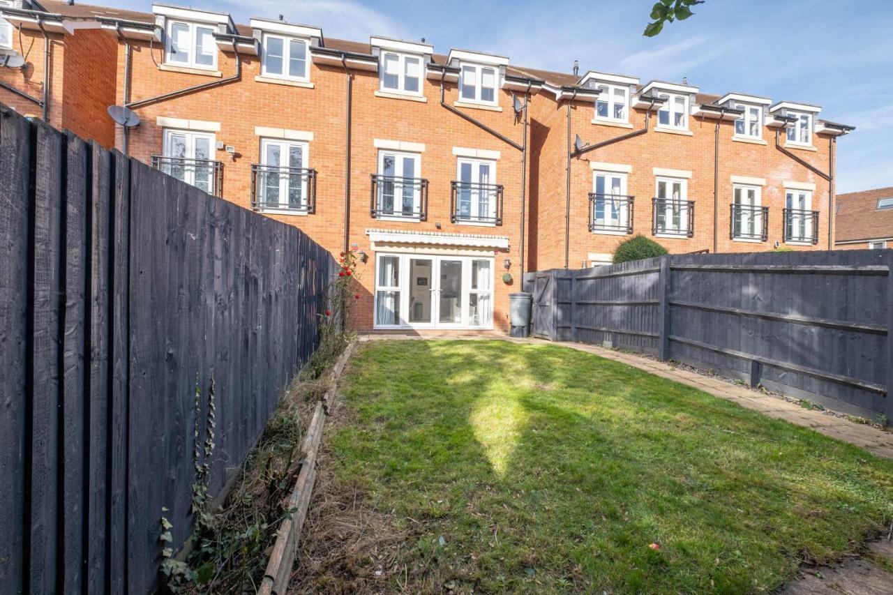 Foxherne 5Bdr 3Ba Serviced House With Parking - Slough By 360Stays Bagian luar foto