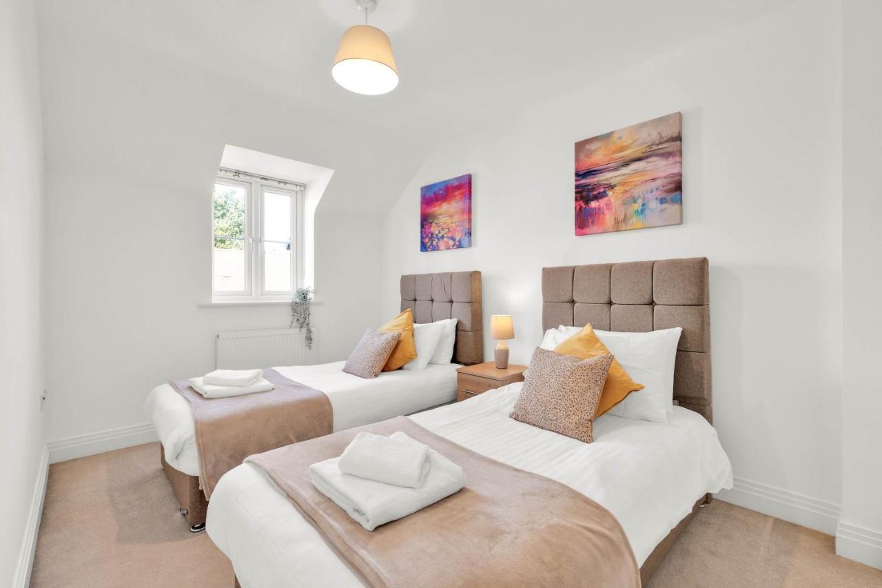Foxherne 5Bdr 3Ba Serviced House With Parking - Slough By 360Stays Bagian luar foto