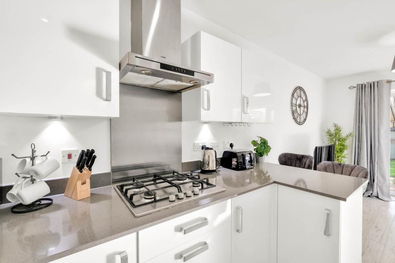 Foxherne 5Bdr 3Ba Serviced House With Parking - Slough By 360Stays Bagian luar foto