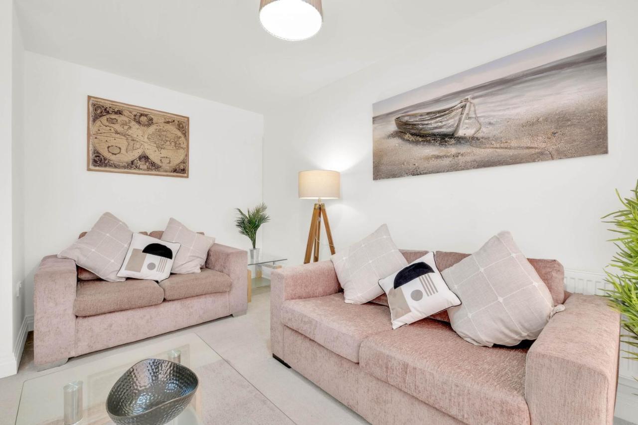 Foxherne 5Bdr 3Ba Serviced House With Parking - Slough By 360Stays Bagian luar foto