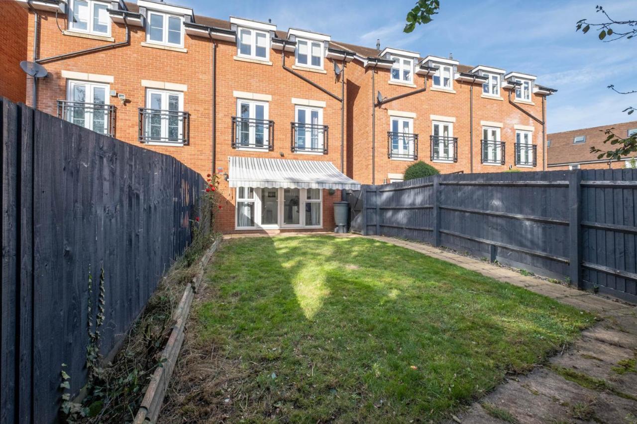 Foxherne 5Bdr 3Ba Serviced House With Parking - Slough By 360Stays Bagian luar foto