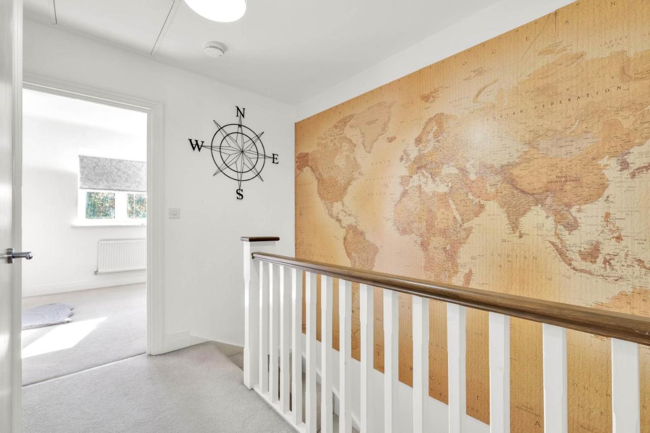 Foxherne 5Bdr 3Ba Serviced House With Parking - Slough By 360Stays Bagian luar foto