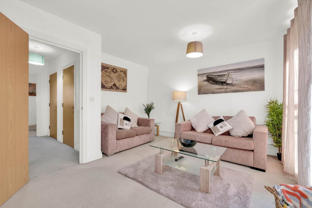 Foxherne 5Bdr 3Ba Serviced House With Parking - Slough By 360Stays Bagian luar foto