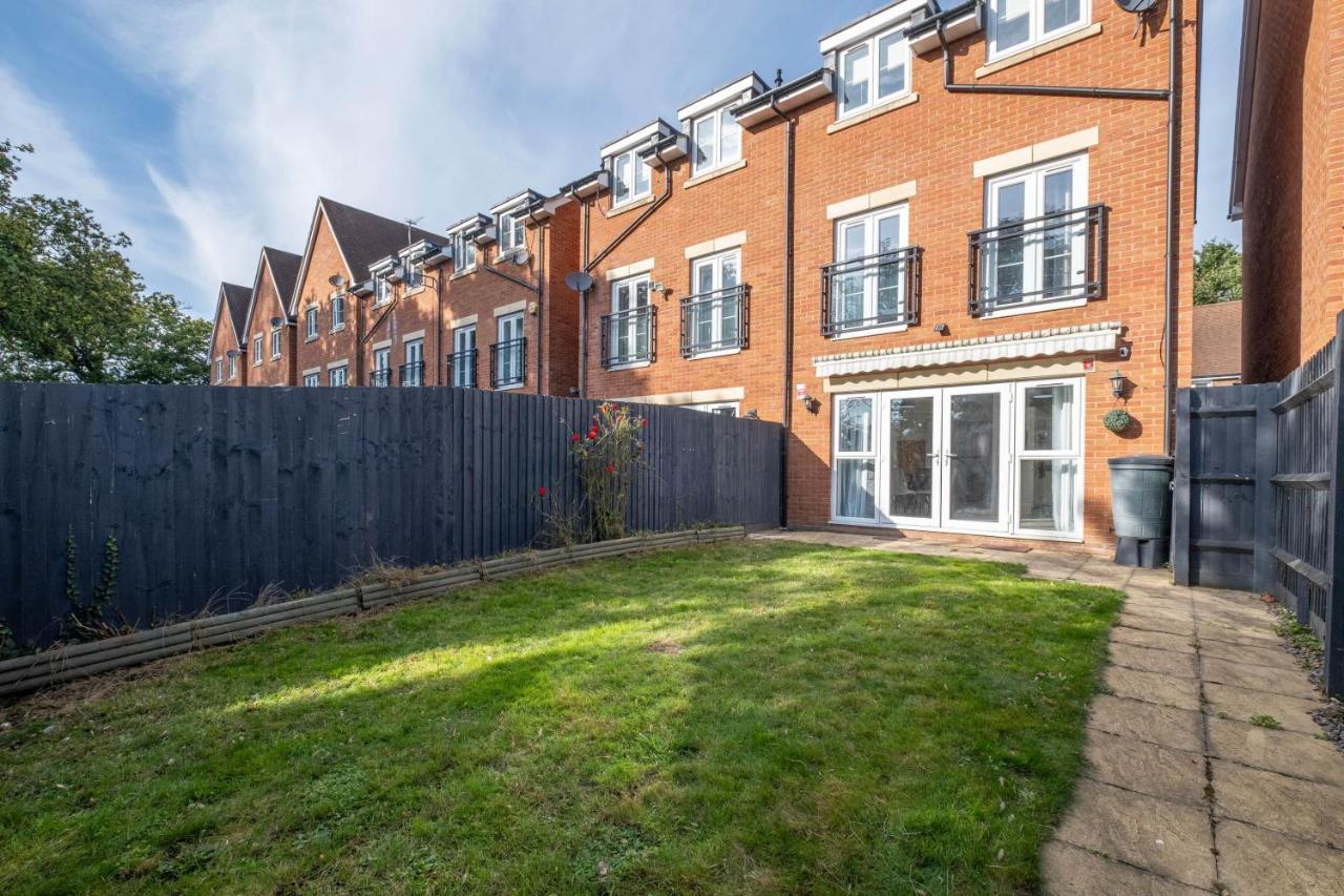 Foxherne 5Bdr 3Ba Serviced House With Parking - Slough By 360Stays Bagian luar foto