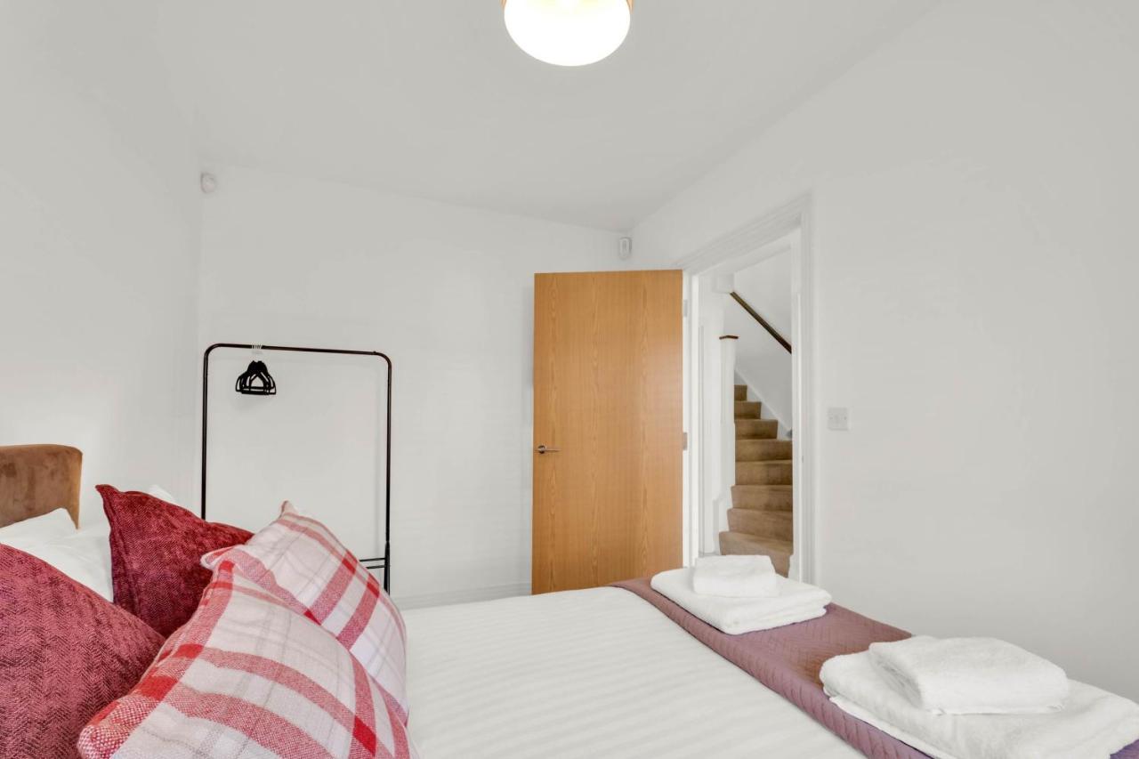 Foxherne 5Bdr 3Ba Serviced House With Parking - Slough By 360Stays Bagian luar foto