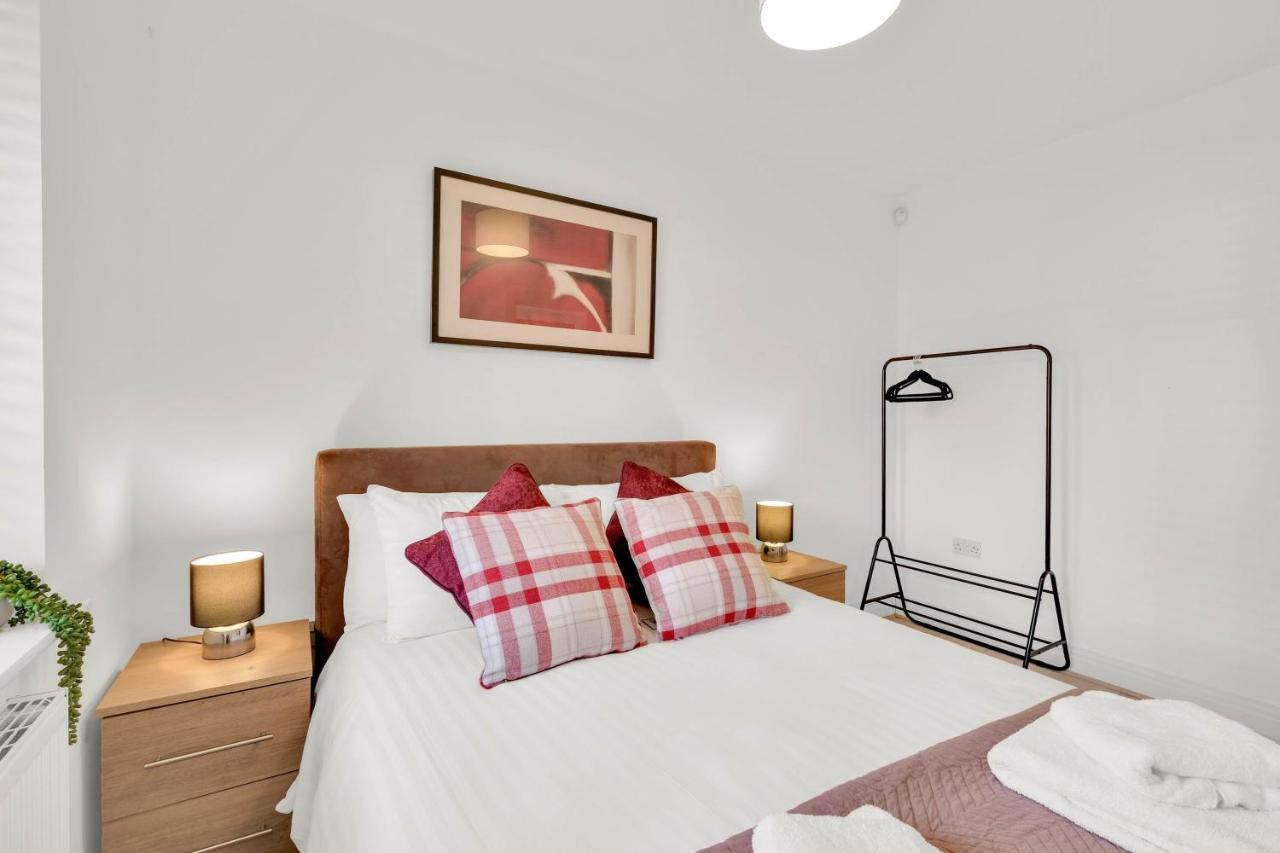 Foxherne 5Bdr 3Ba Serviced House With Parking - Slough By 360Stays Bagian luar foto