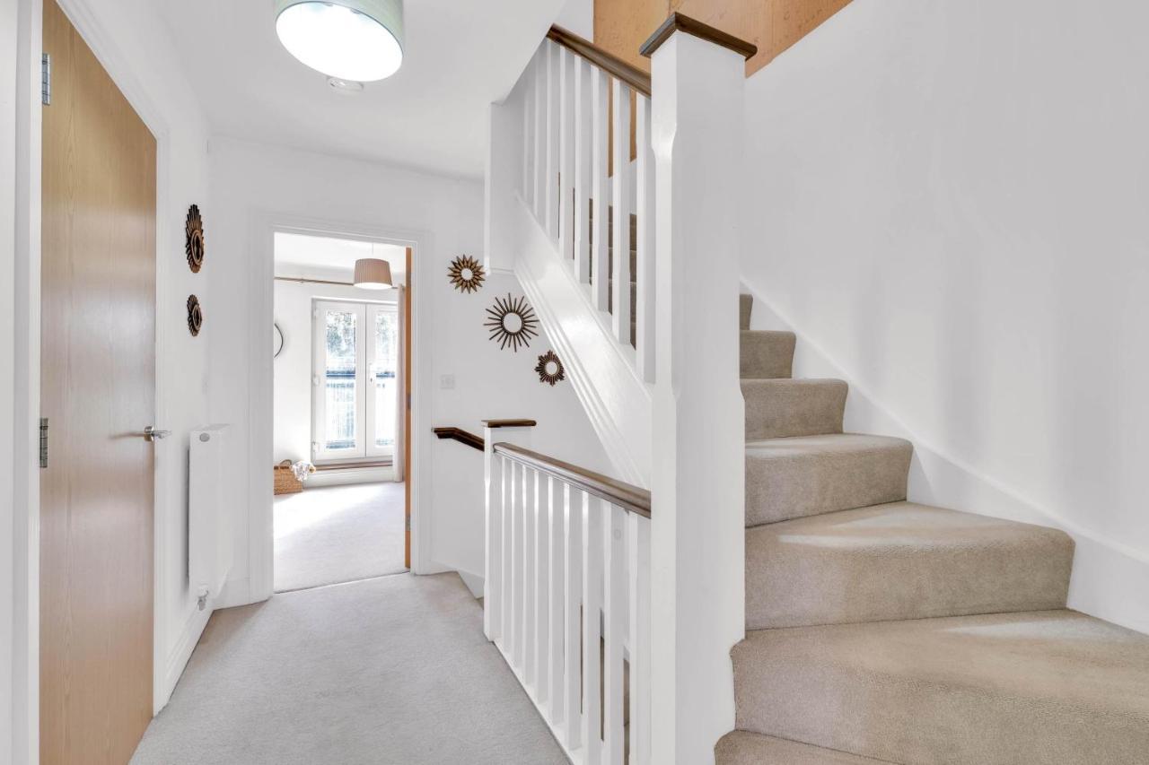 Foxherne 5Bdr 3Ba Serviced House With Parking - Slough By 360Stays Bagian luar foto
