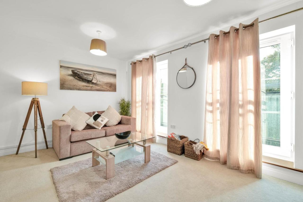 Foxherne 5Bdr 3Ba Serviced House With Parking - Slough By 360Stays Bagian luar foto