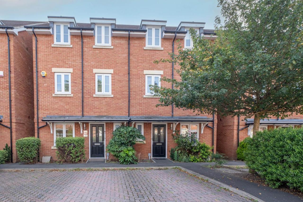Foxherne 5Bdr 3Ba Serviced House With Parking - Slough By 360Stays Bagian luar foto