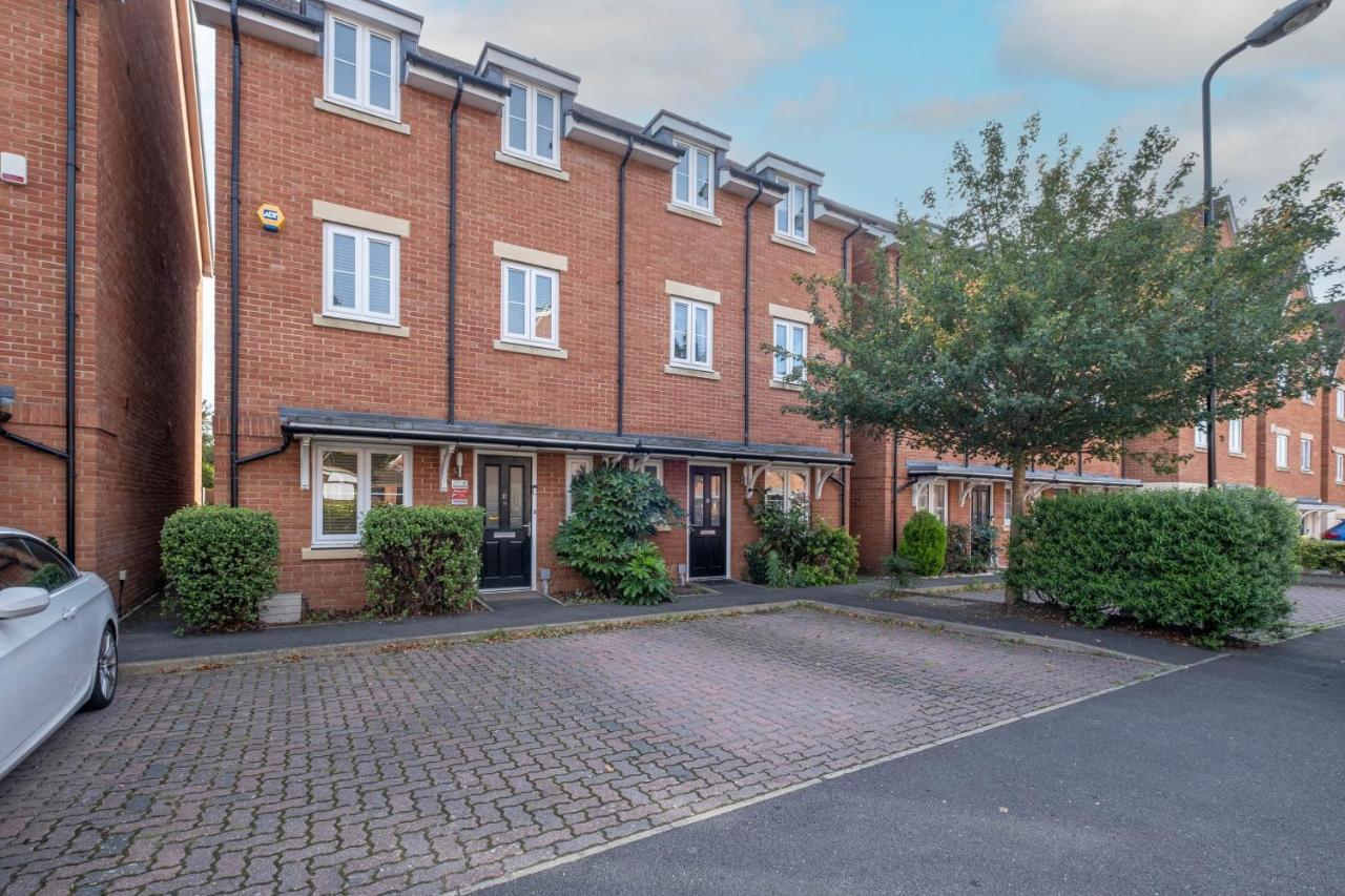 Foxherne 5Bdr 3Ba Serviced House With Parking - Slough By 360Stays Bagian luar foto
