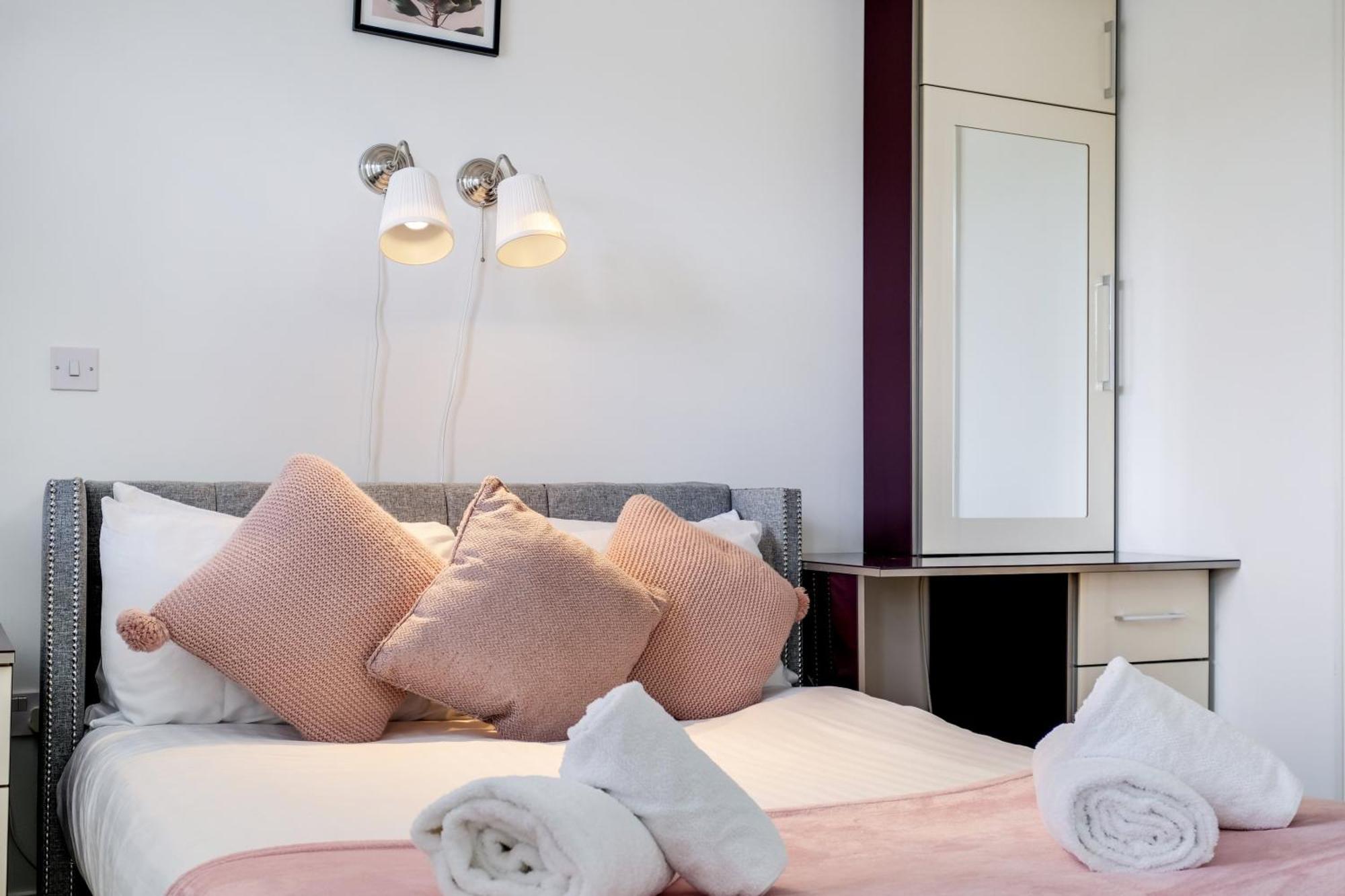 Foxherne 5Bdr 3Ba Serviced House With Parking - Slough By 360Stays Bagian luar foto