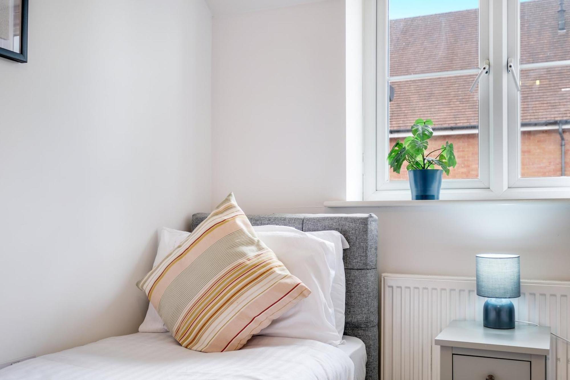 Foxherne 5Bdr 3Ba Serviced House With Parking - Slough By 360Stays Bagian luar foto