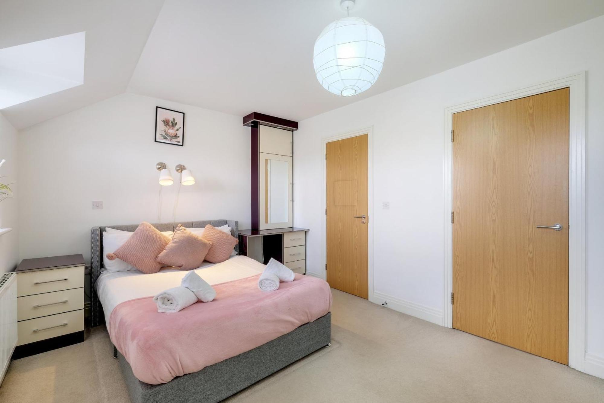 Foxherne 5Bdr 3Ba Serviced House With Parking - Slough By 360Stays Bagian luar foto