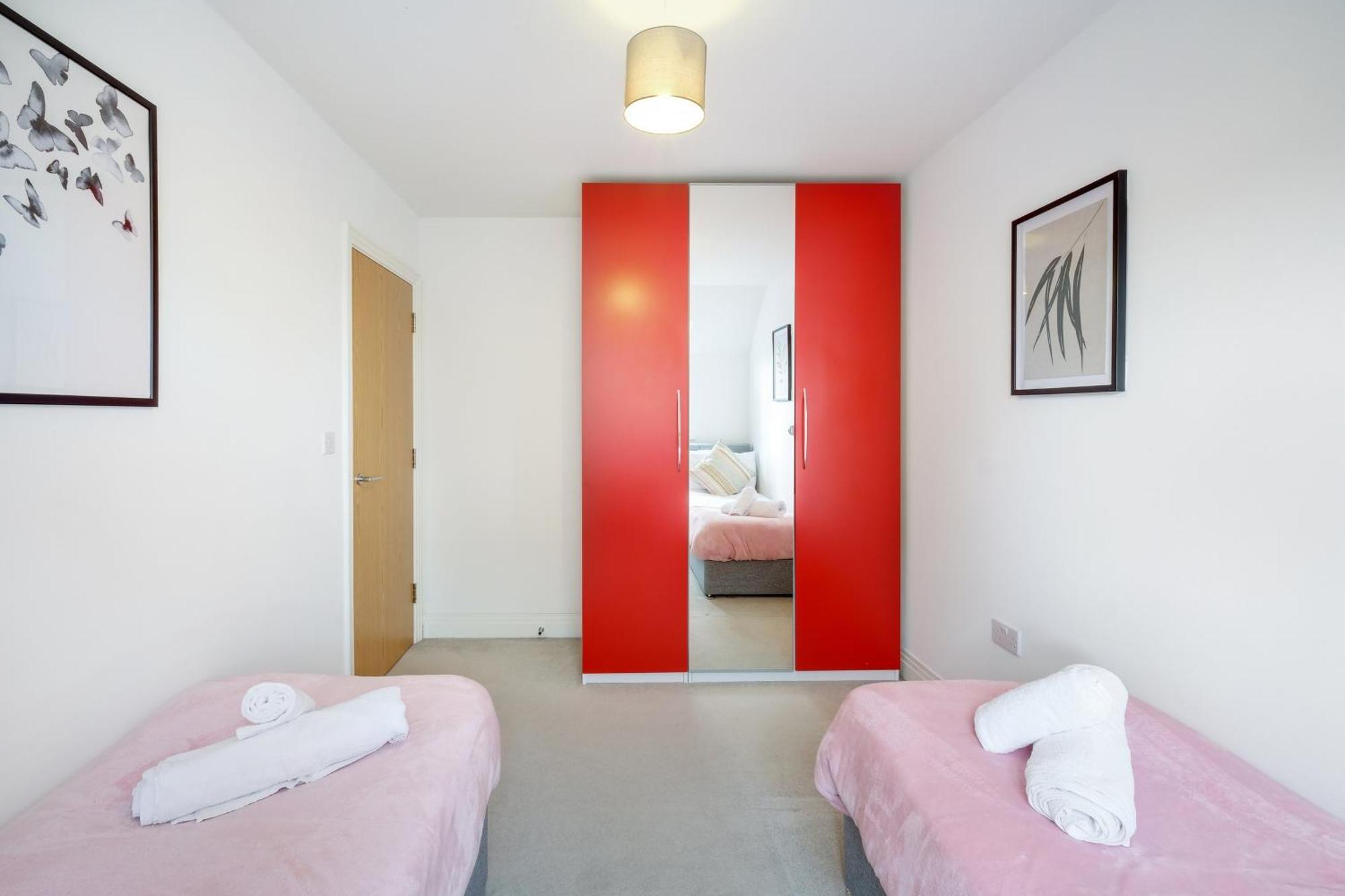 Foxherne 5Bdr 3Ba Serviced House With Parking - Slough By 360Stays Bagian luar foto