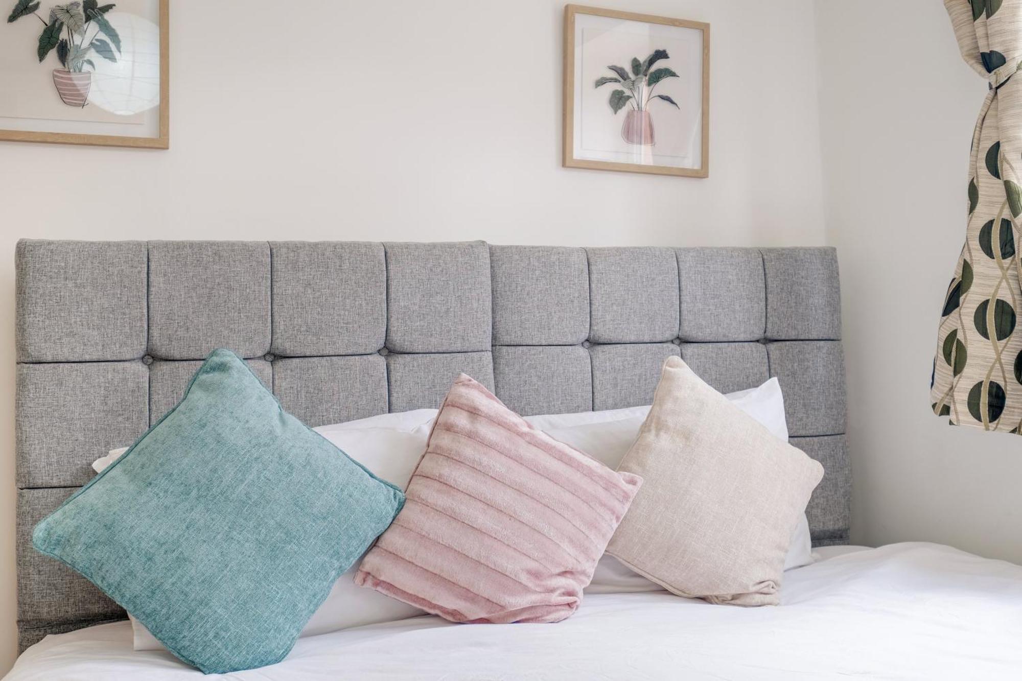 Foxherne 5Bdr 3Ba Serviced House With Parking - Slough By 360Stays Bagian luar foto