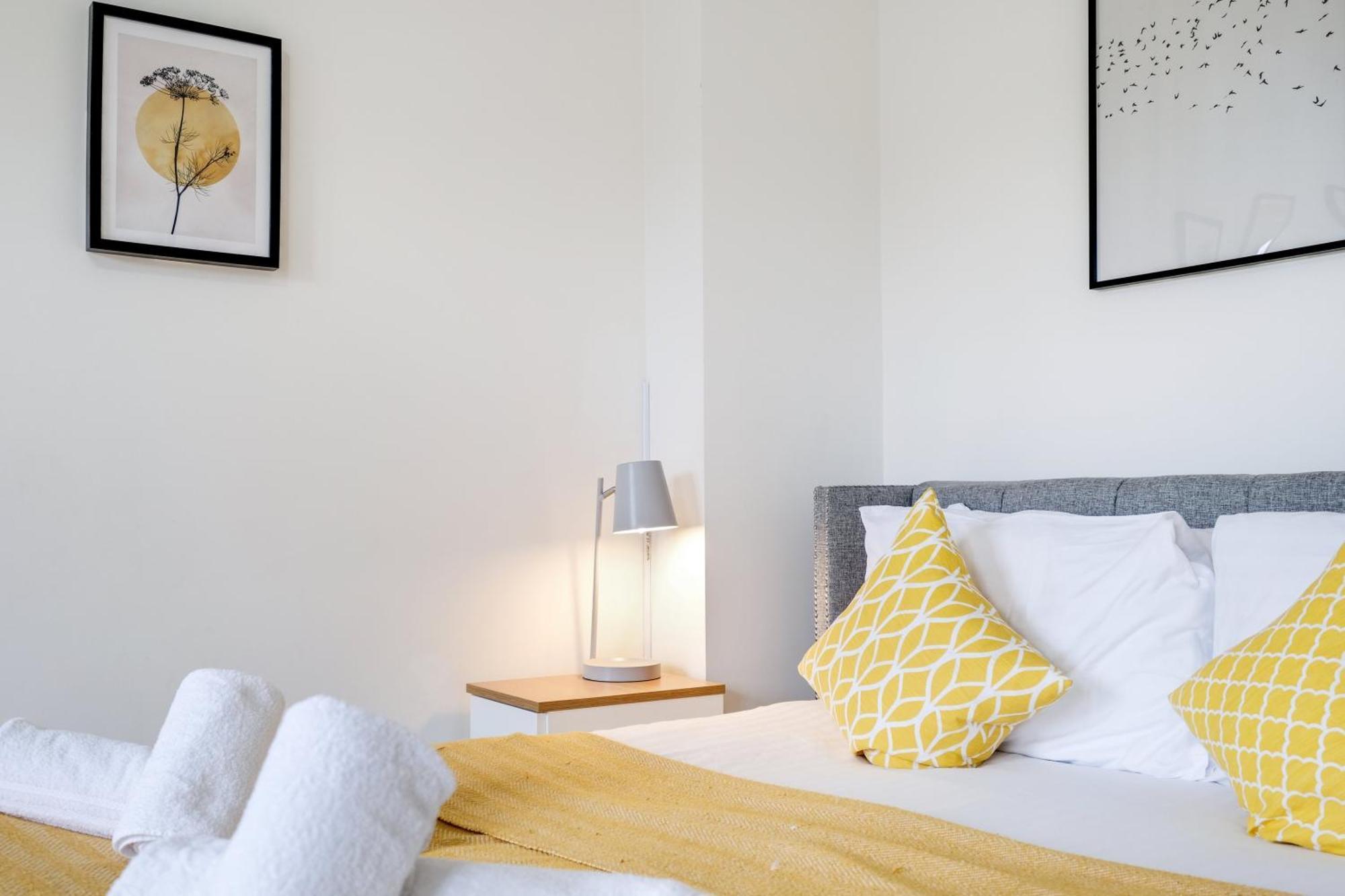 Foxherne 5Bdr 3Ba Serviced House With Parking - Slough By 360Stays Bagian luar foto