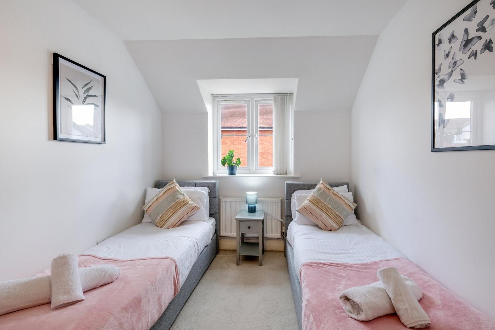 Foxherne 5Bdr 3Ba Serviced House With Parking - Slough By 360Stays Bagian luar foto
