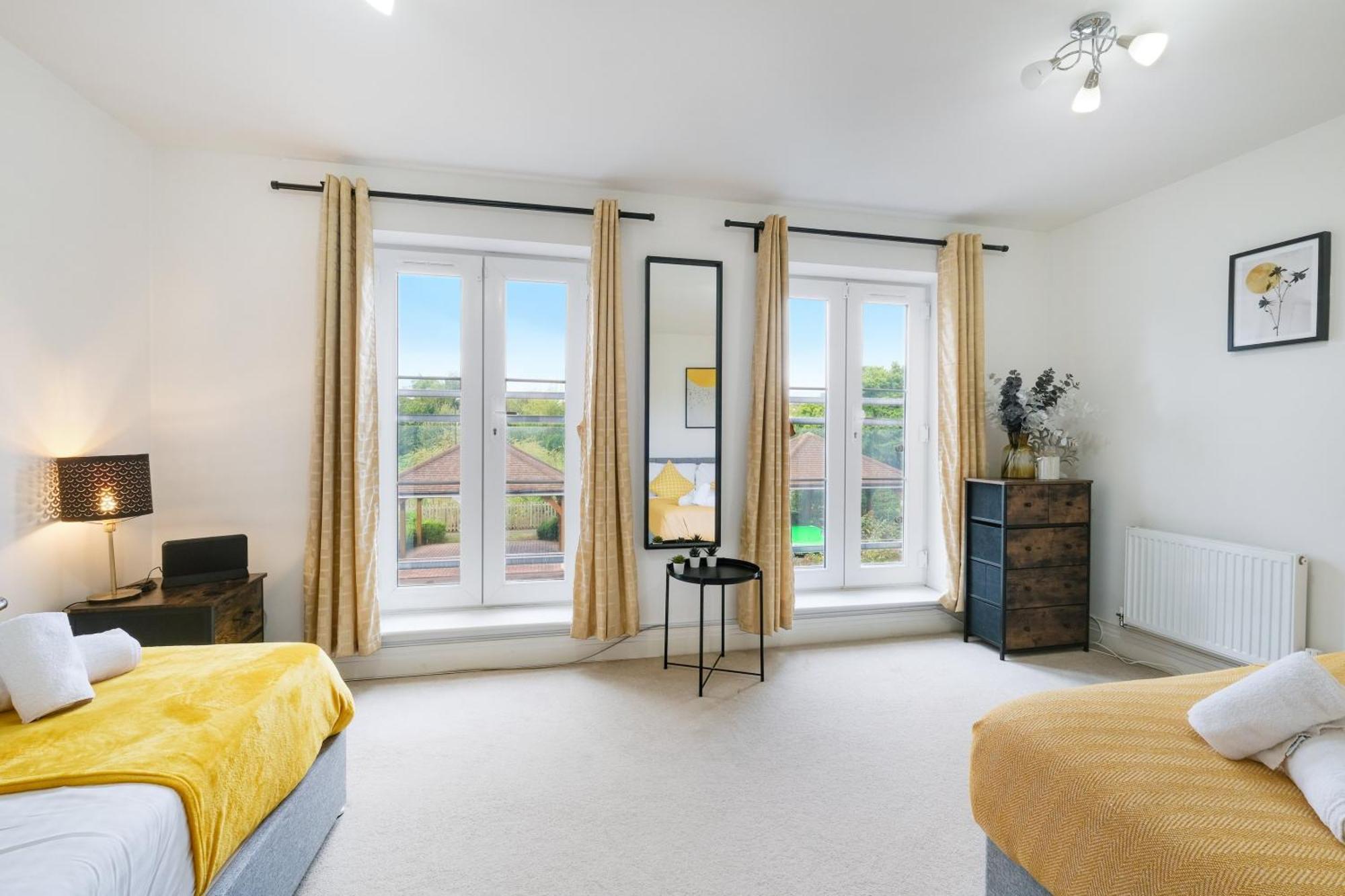 Foxherne 5Bdr 3Ba Serviced House With Parking - Slough By 360Stays Bagian luar foto