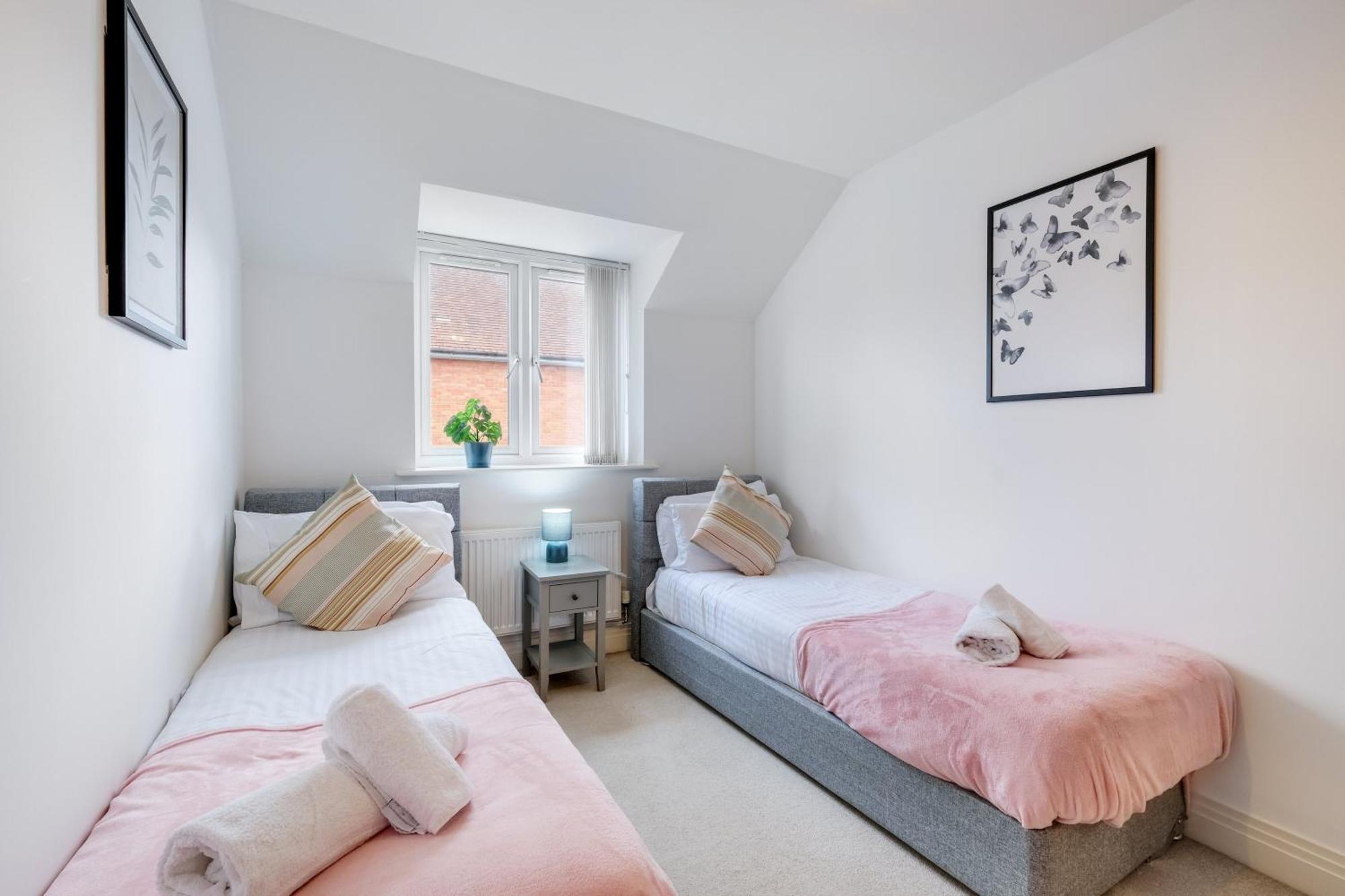 Foxherne 5Bdr 3Ba Serviced House With Parking - Slough By 360Stays Bagian luar foto