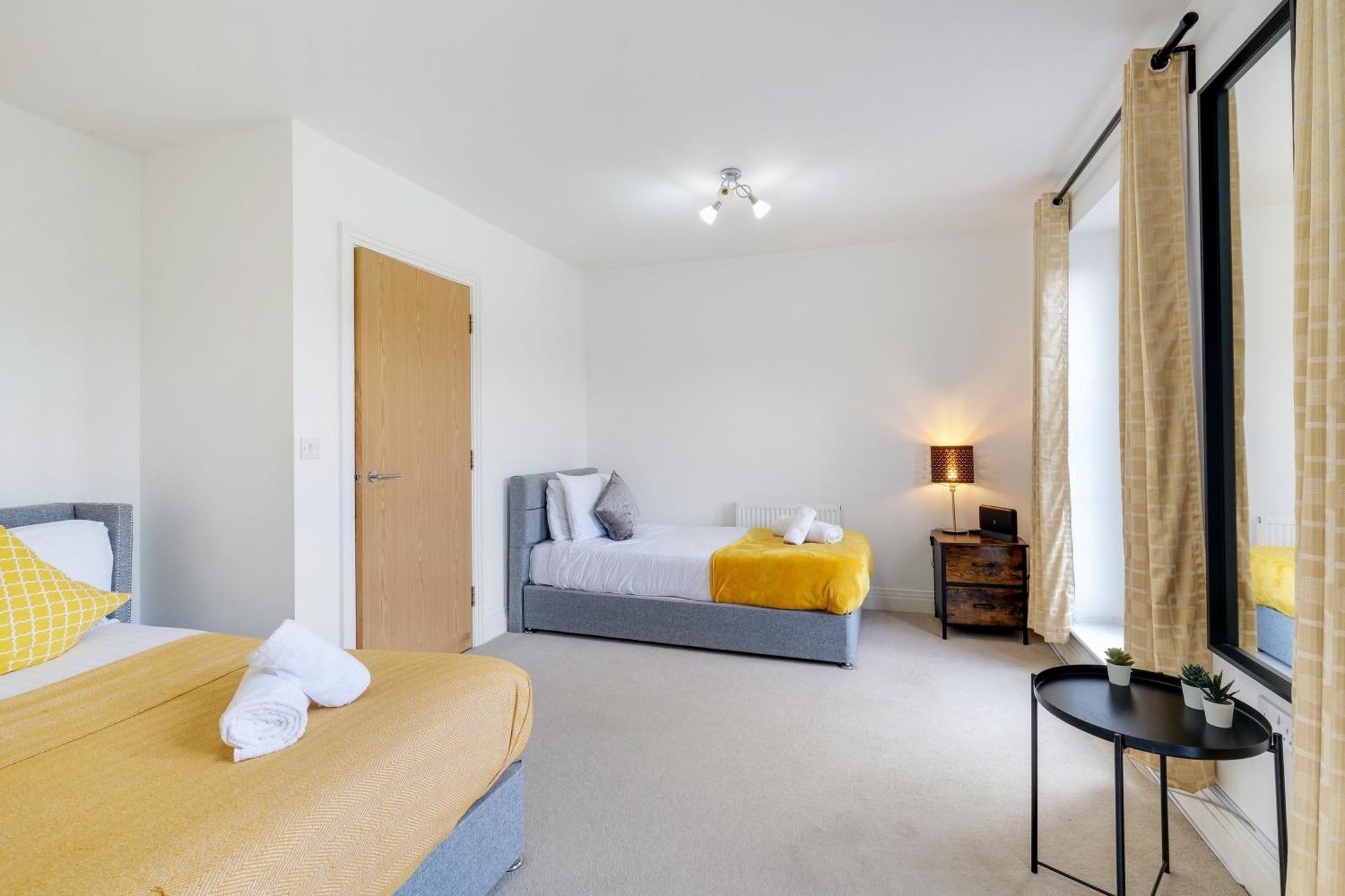 Foxherne 5Bdr 3Ba Serviced House With Parking - Slough By 360Stays Bagian luar foto