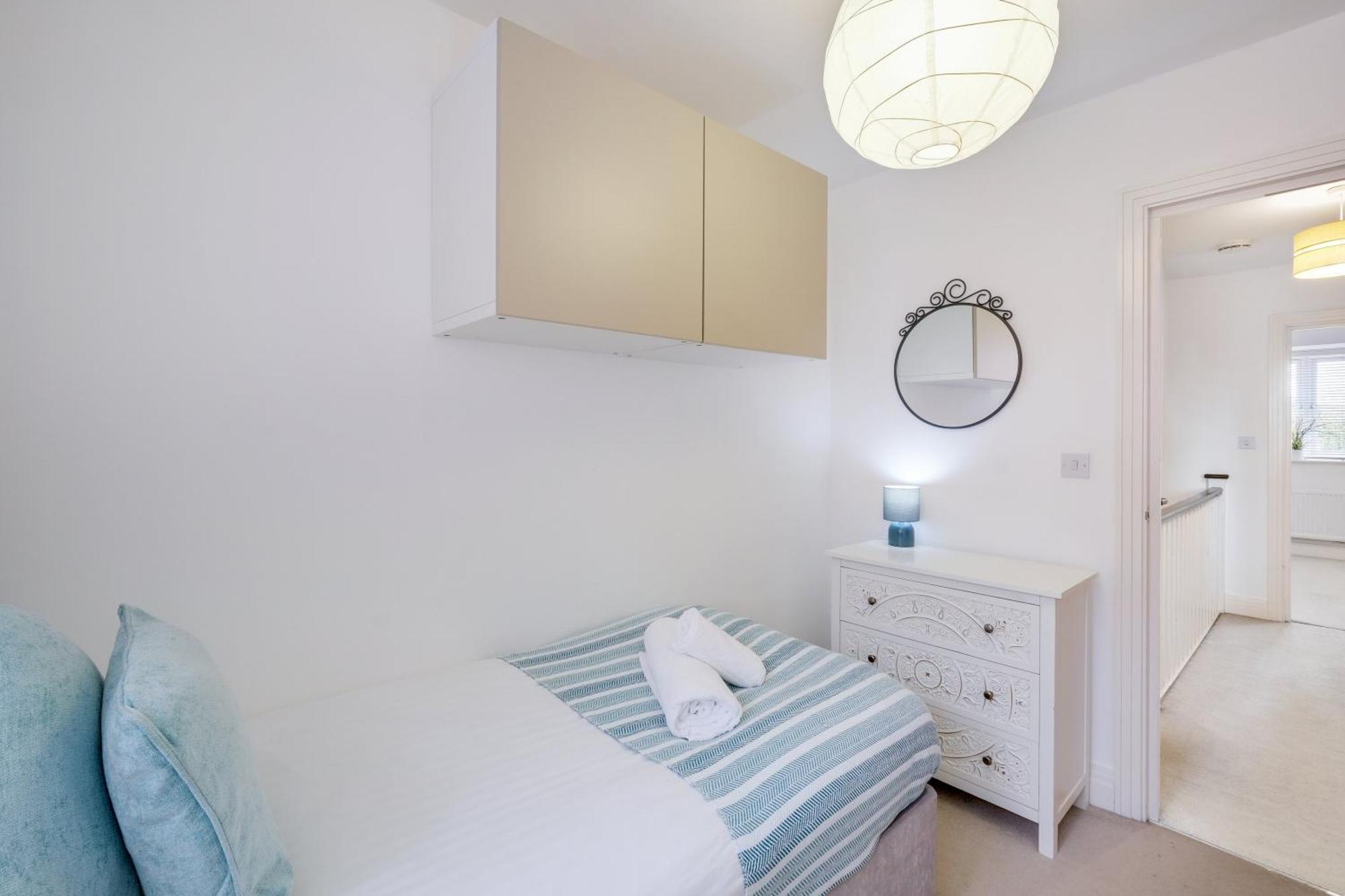 Foxherne 5Bdr 3Ba Serviced House With Parking - Slough By 360Stays Bagian luar foto
