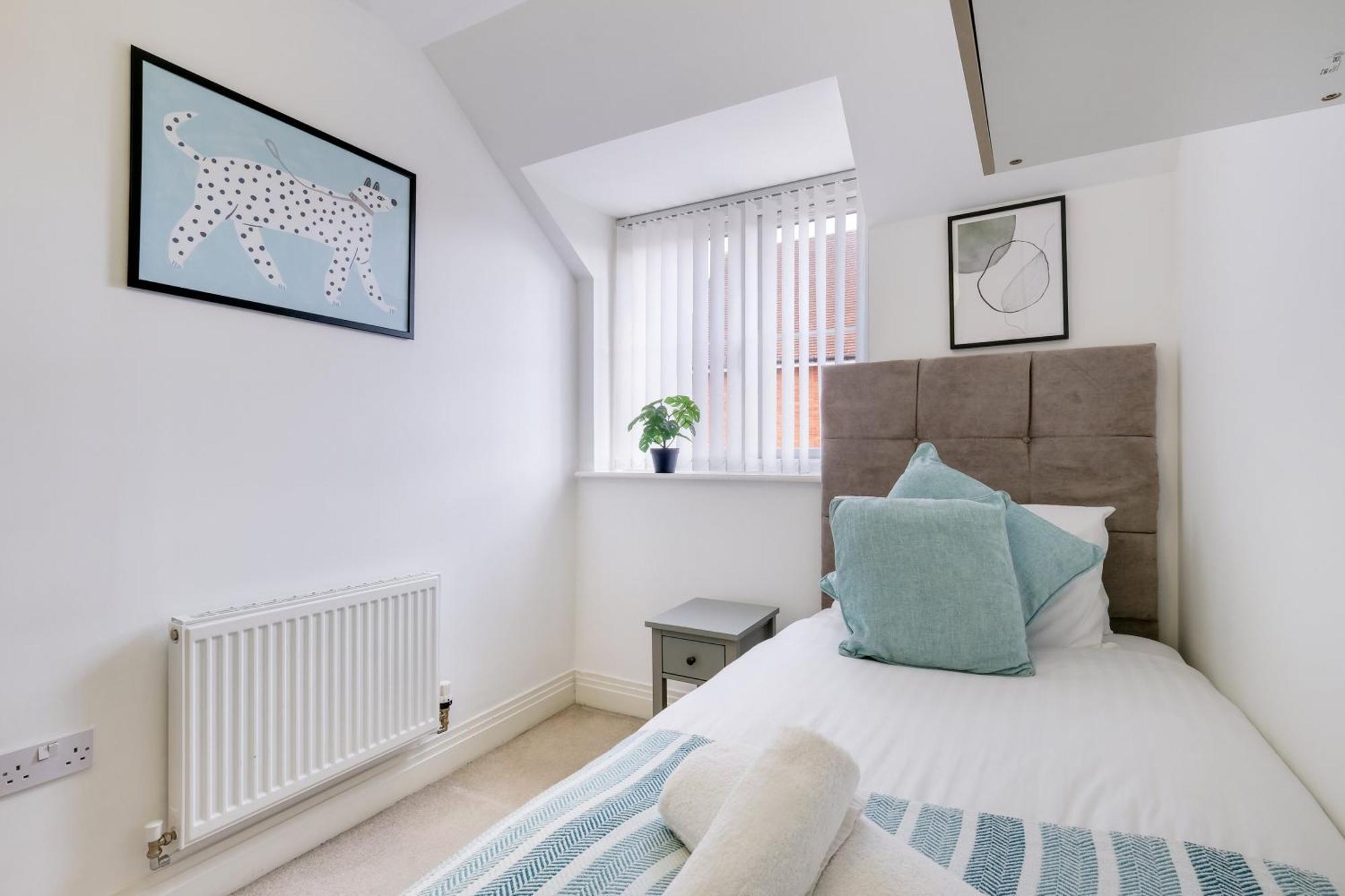 Foxherne 5Bdr 3Ba Serviced House With Parking - Slough By 360Stays Bagian luar foto