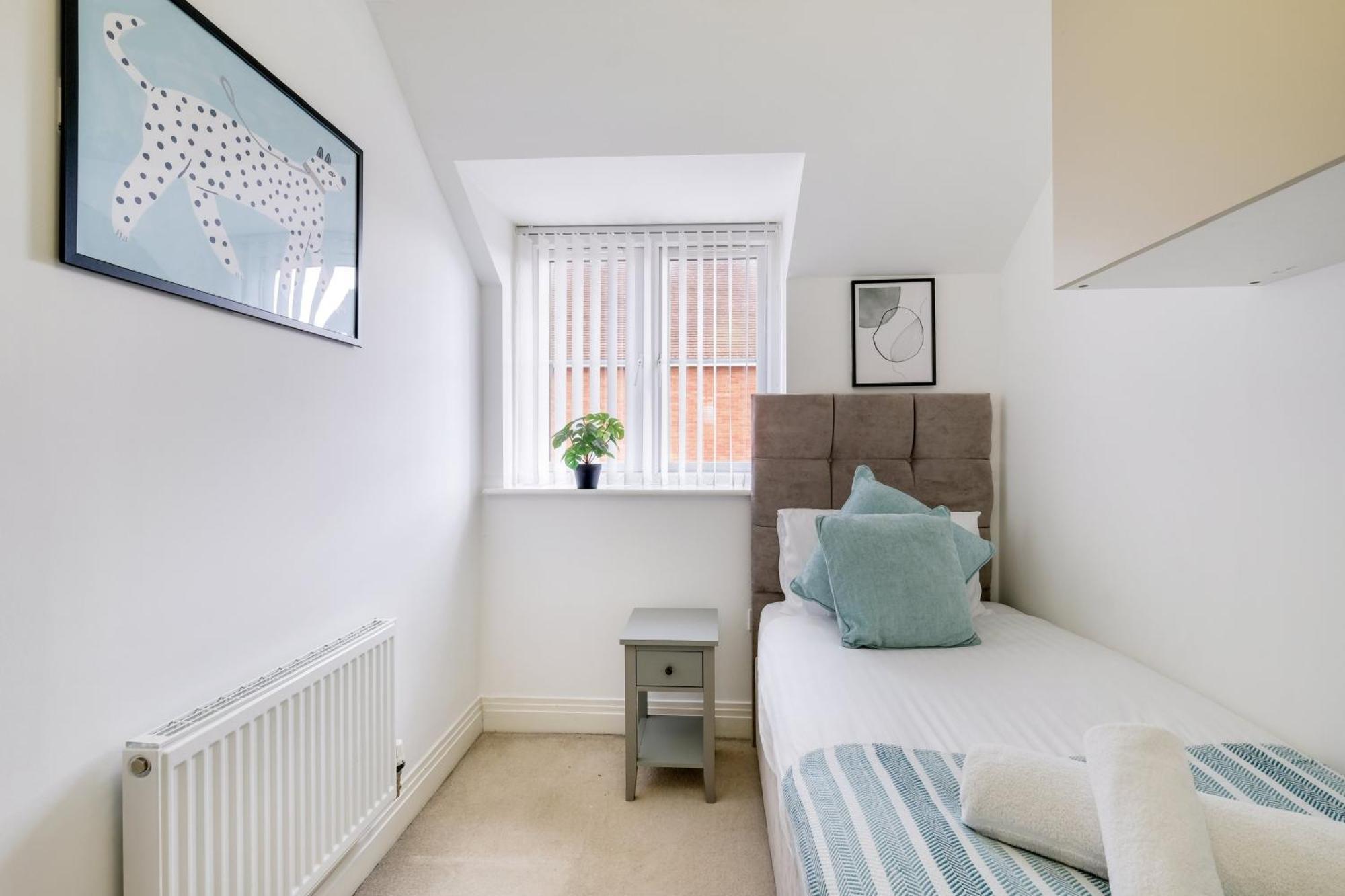 Foxherne 5Bdr 3Ba Serviced House With Parking - Slough By 360Stays Bagian luar foto