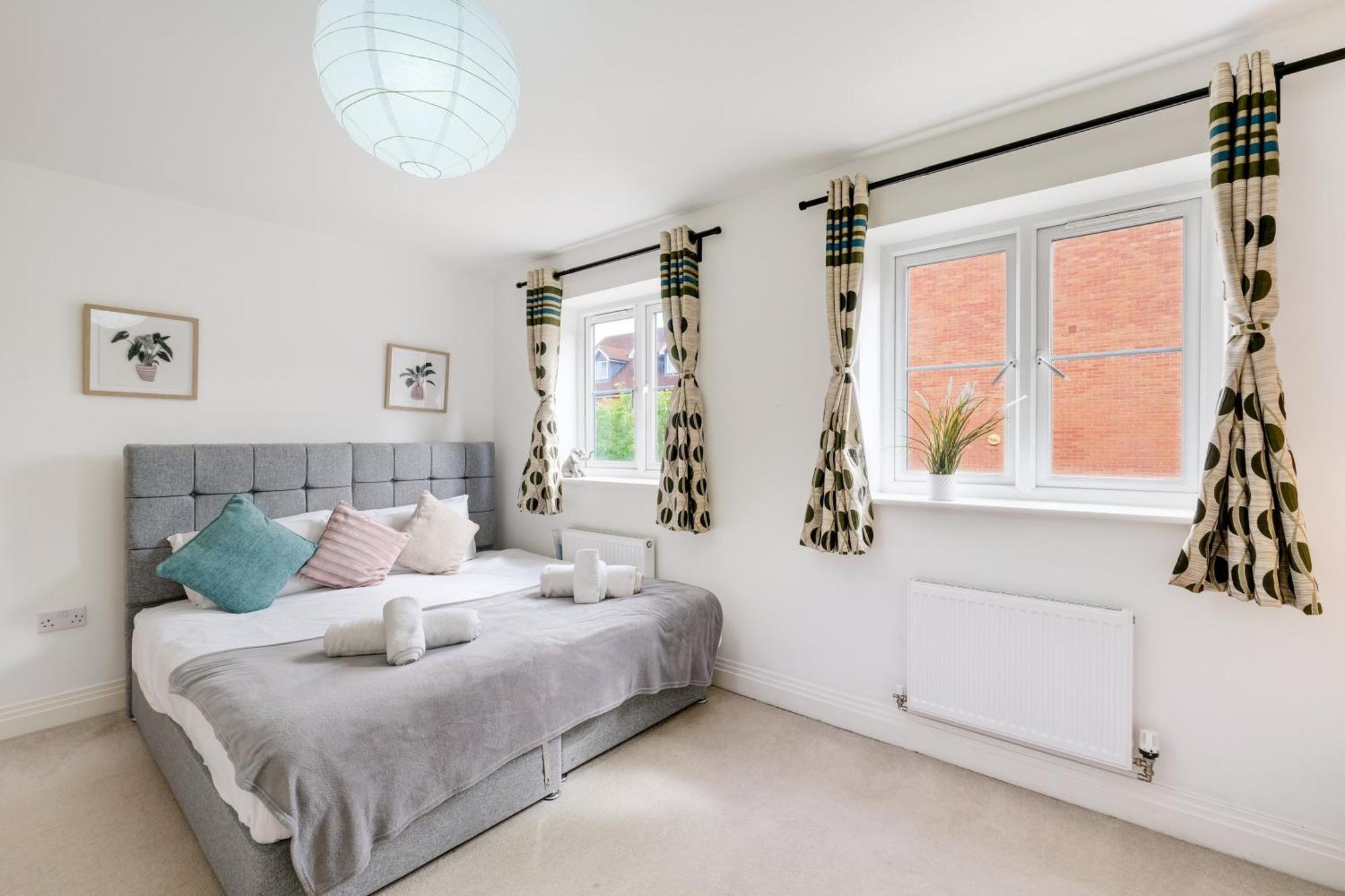 Foxherne 5Bdr 3Ba Serviced House With Parking - Slough By 360Stays Bagian luar foto