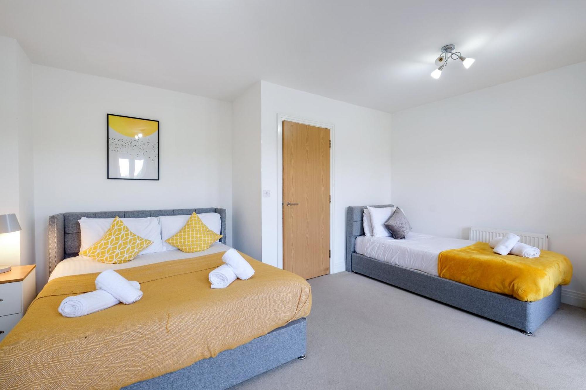 Foxherne 5Bdr 3Ba Serviced House With Parking - Slough By 360Stays Bagian luar foto