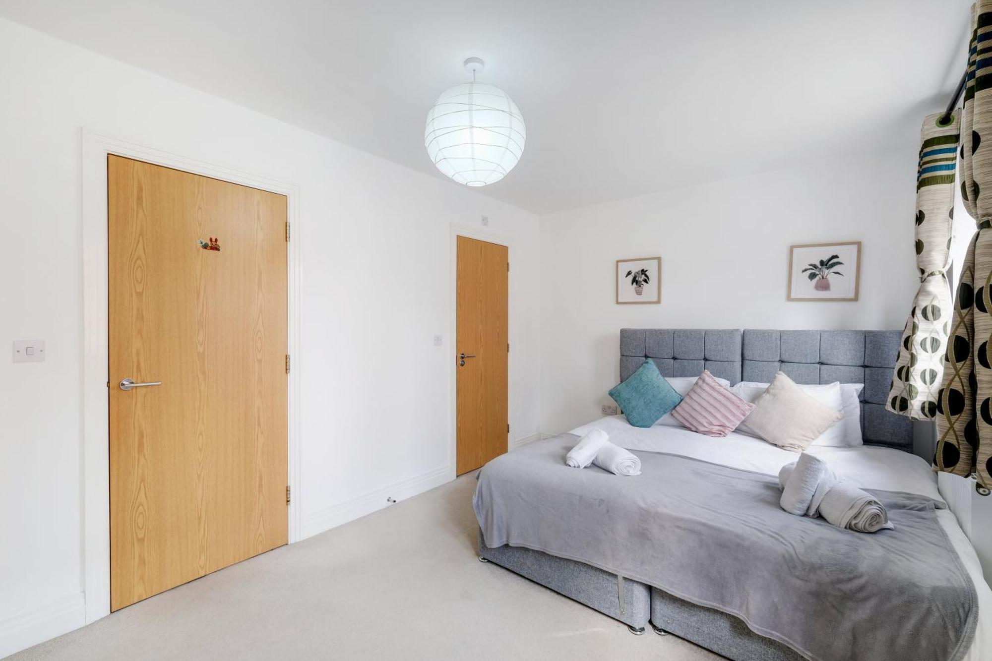 Foxherne 5Bdr 3Ba Serviced House With Parking - Slough By 360Stays Bagian luar foto