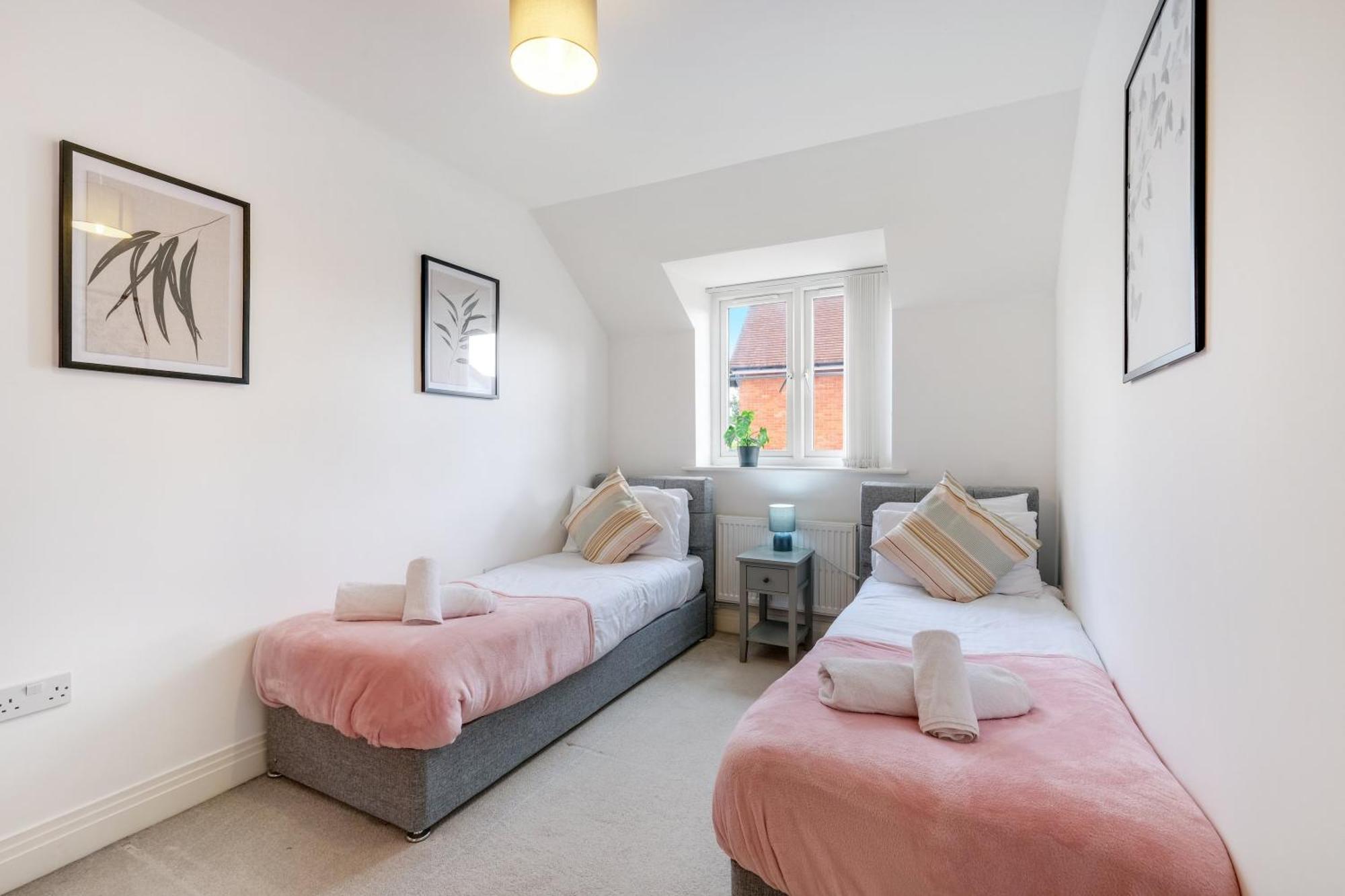Foxherne 5Bdr 3Ba Serviced House With Parking - Slough By 360Stays Bagian luar foto