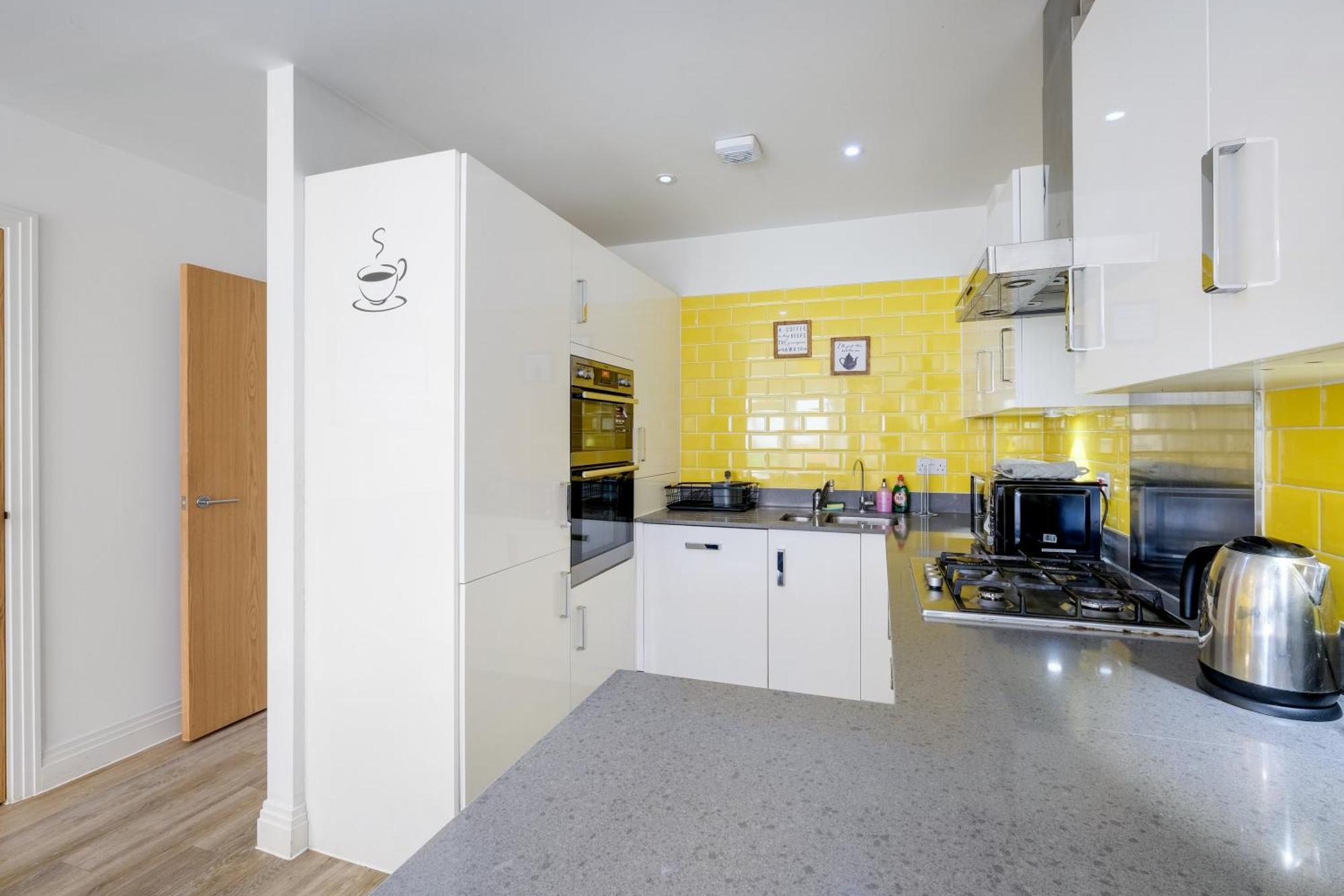 Foxherne 5Bdr 3Ba Serviced House With Parking - Slough By 360Stays Bagian luar foto