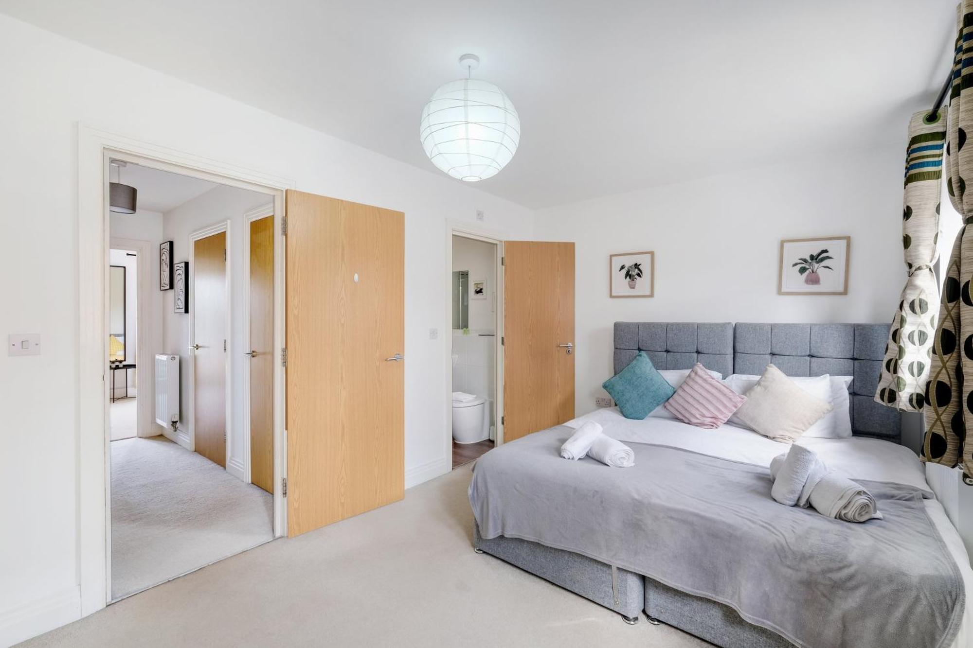 Foxherne 5Bdr 3Ba Serviced House With Parking - Slough By 360Stays Bagian luar foto