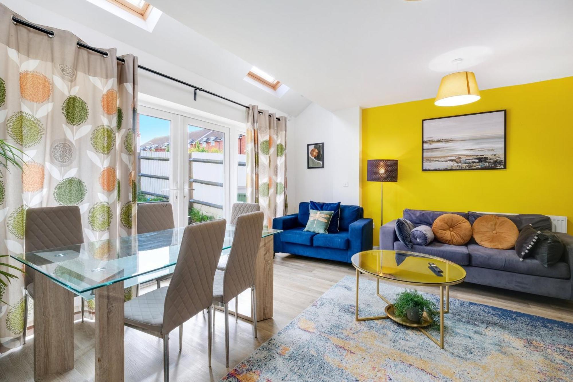 Foxherne 5Bdr 3Ba Serviced House With Parking - Slough By 360Stays Bagian luar foto