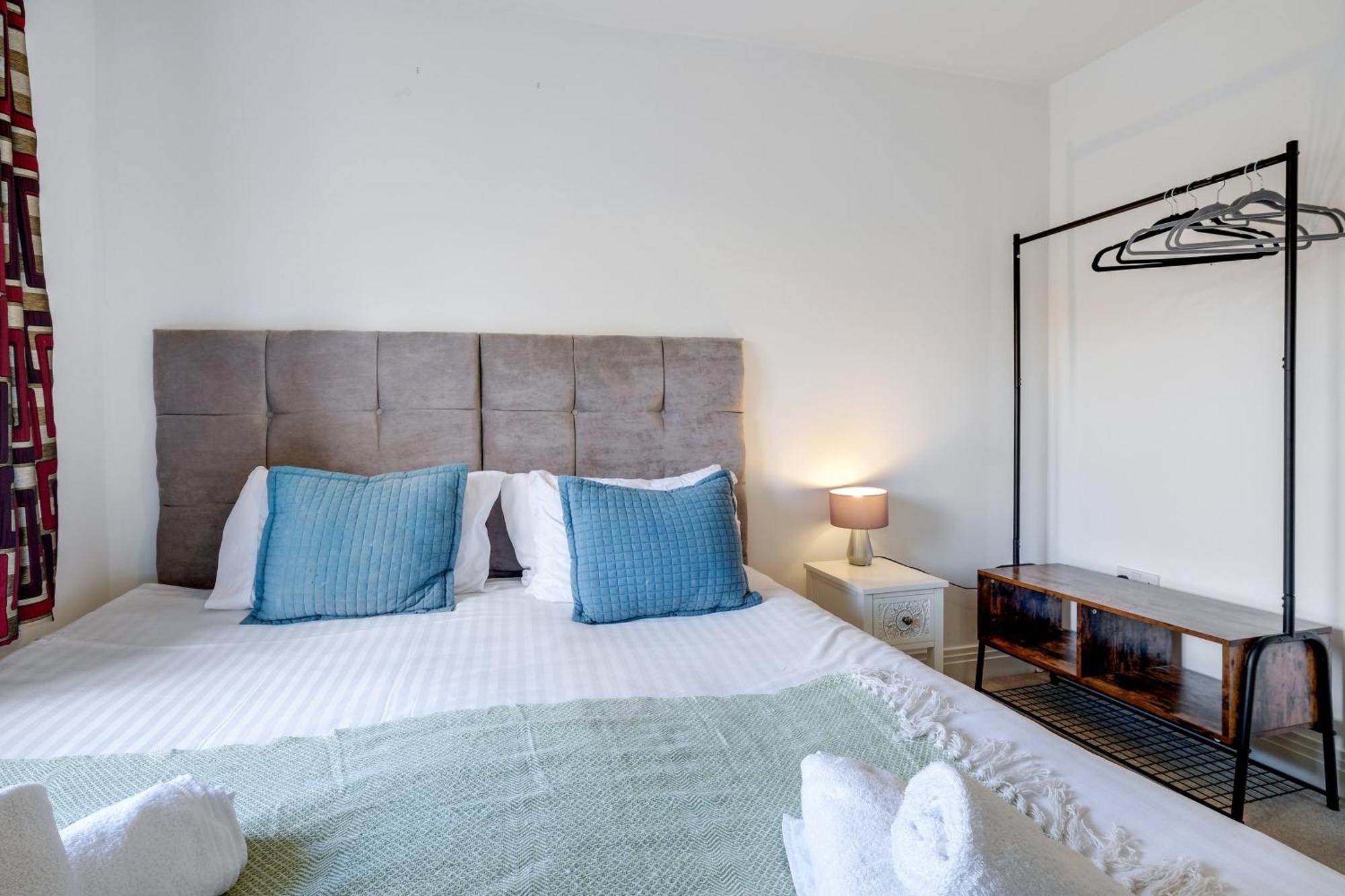 Foxherne 5Bdr 3Ba Serviced House With Parking - Slough By 360Stays Bagian luar foto