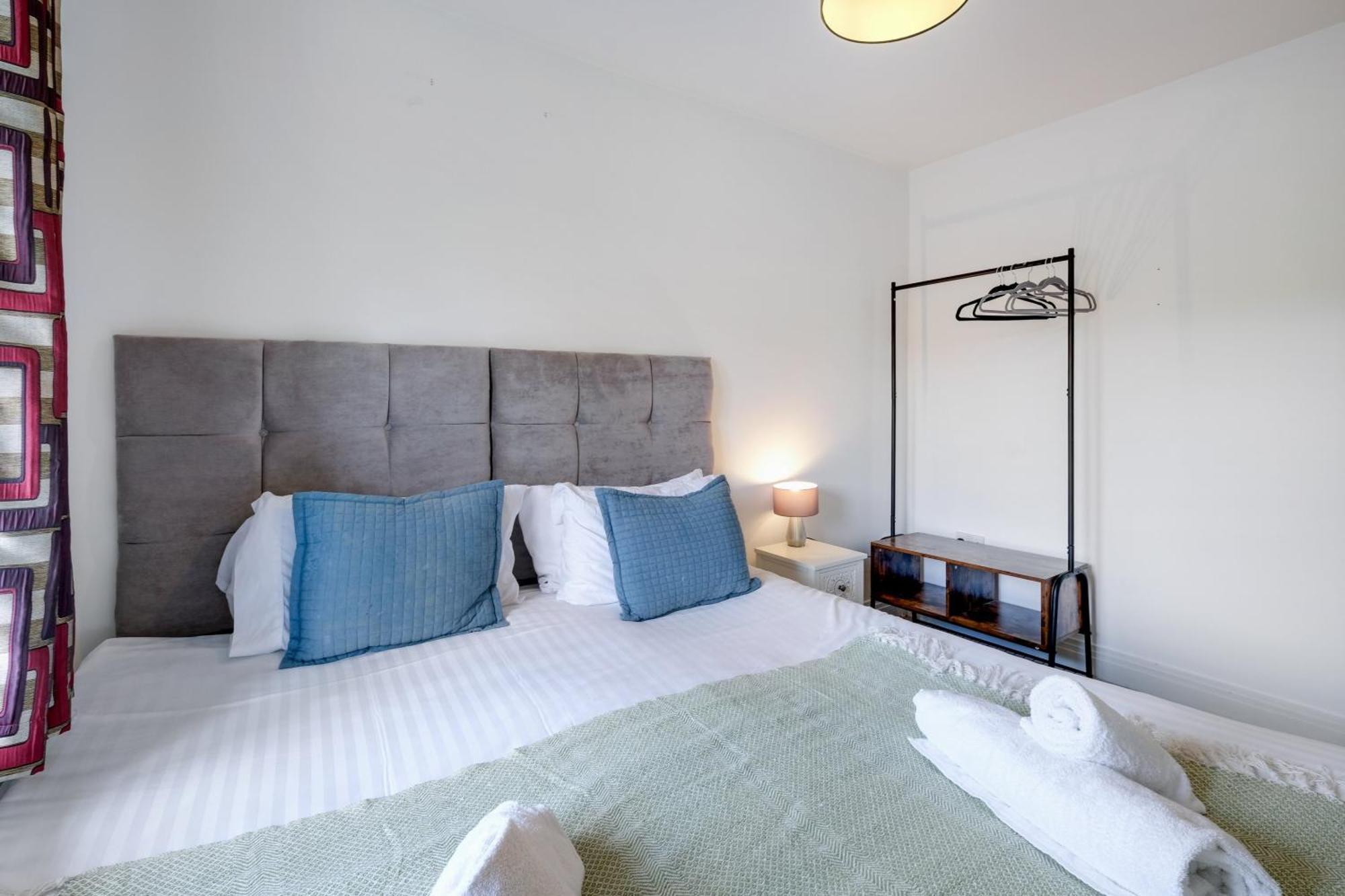 Foxherne 5Bdr 3Ba Serviced House With Parking - Slough By 360Stays Bagian luar foto