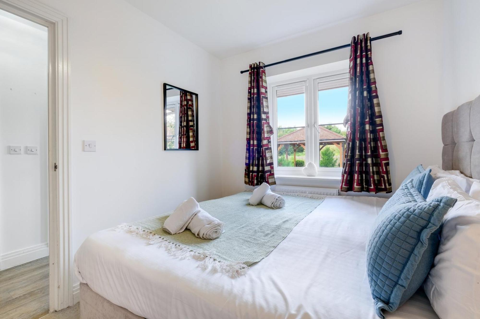 Foxherne 5Bdr 3Ba Serviced House With Parking - Slough By 360Stays Bagian luar foto