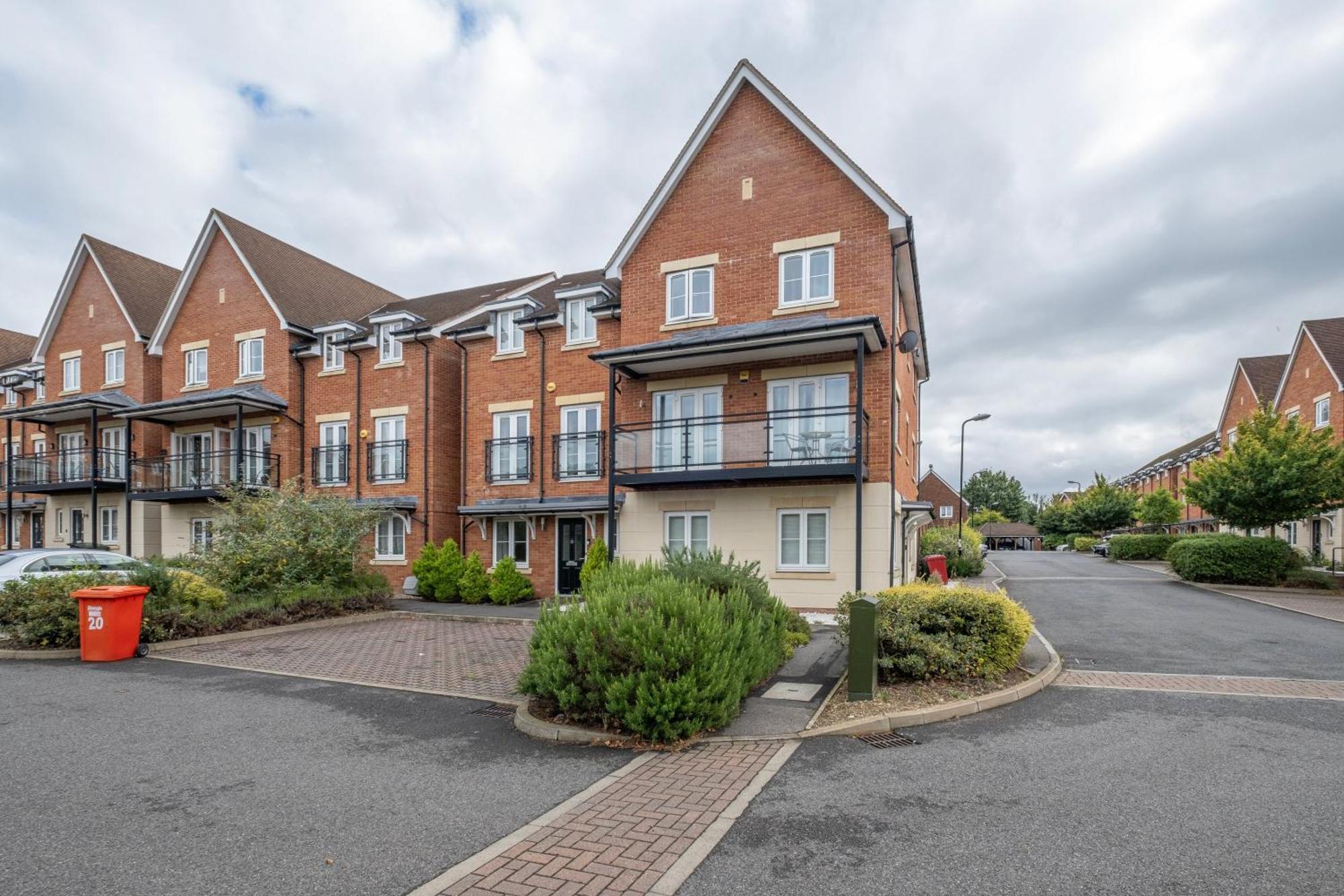 Foxherne 5Bdr 3Ba Serviced House With Parking - Slough By 360Stays Bagian luar foto