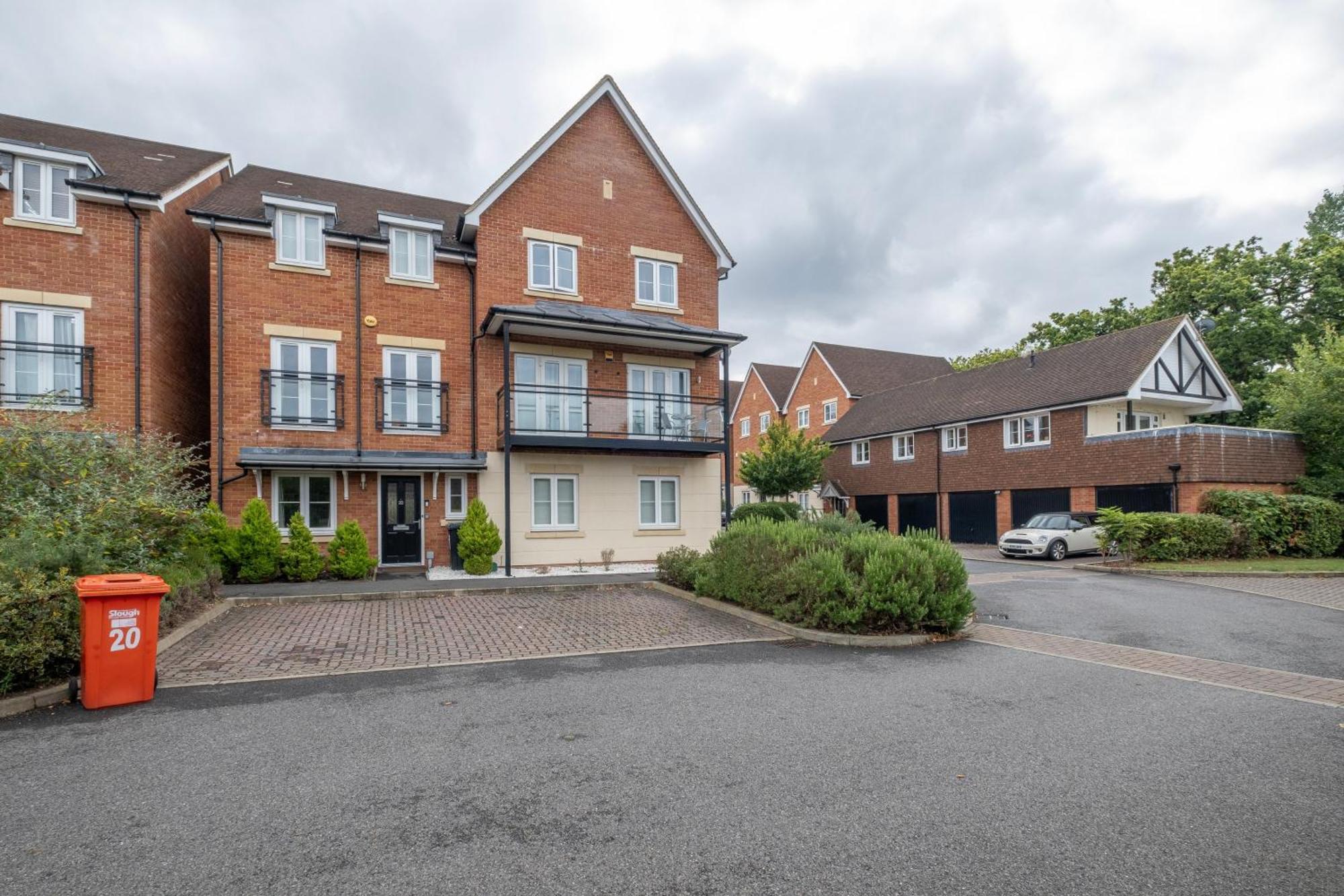 Foxherne 5Bdr 3Ba Serviced House With Parking - Slough By 360Stays Bagian luar foto